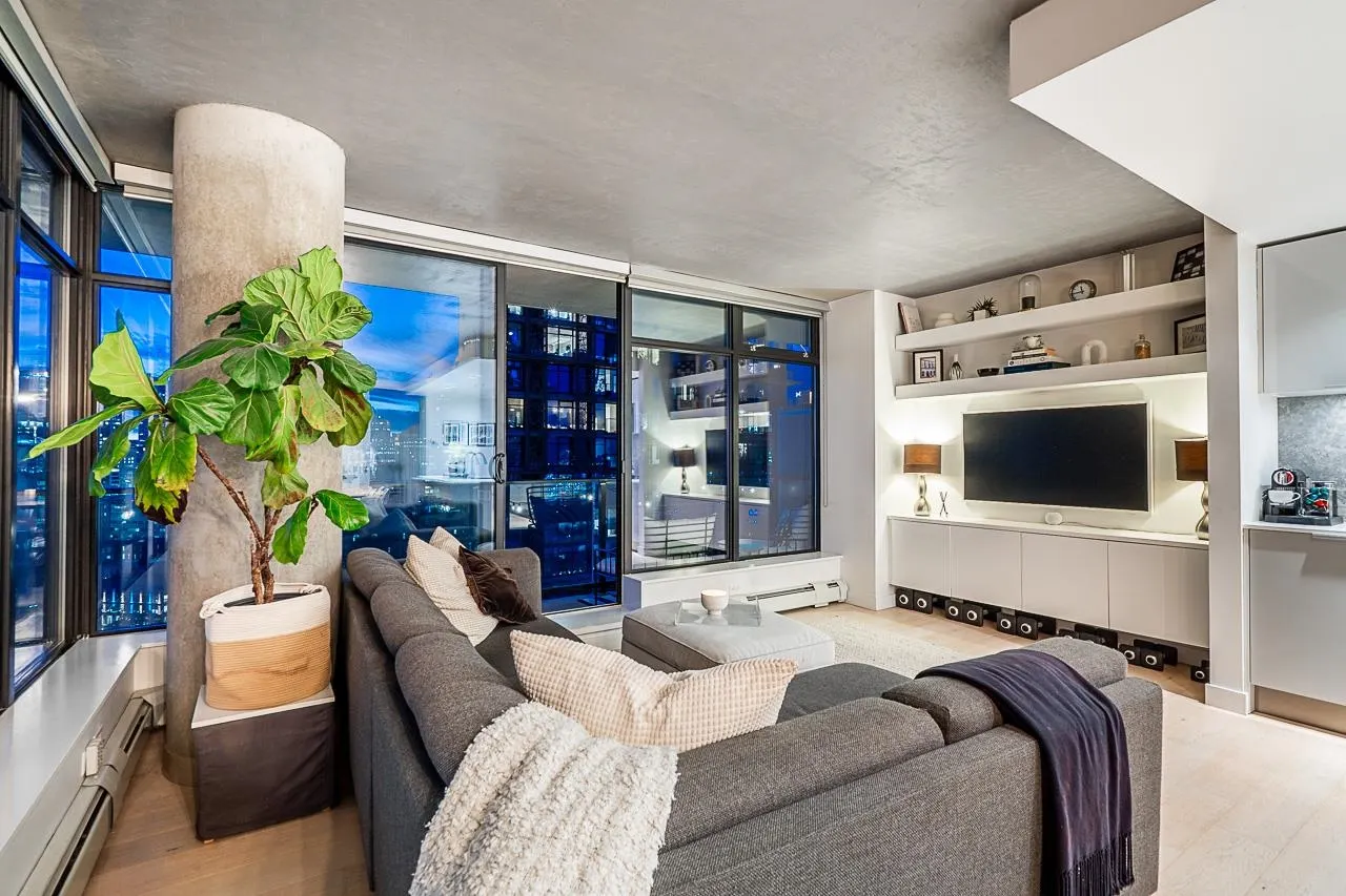2305 108 W Cordova Street