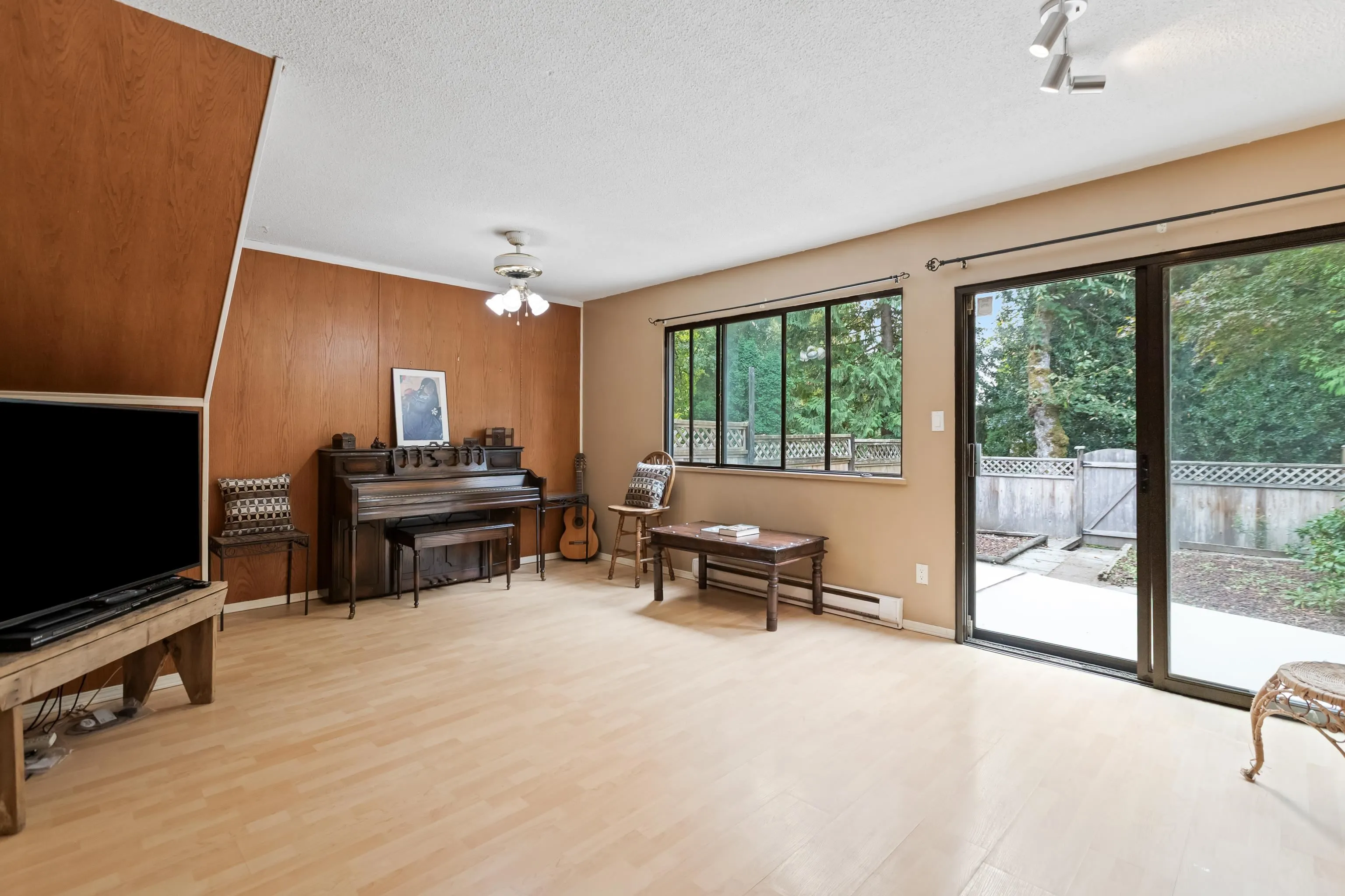 22 12122 Schmidt Crescent