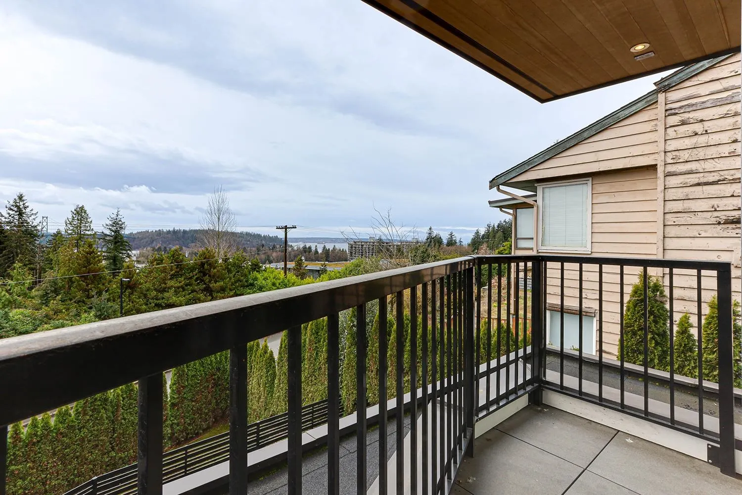 808 Esquimalt Avenue