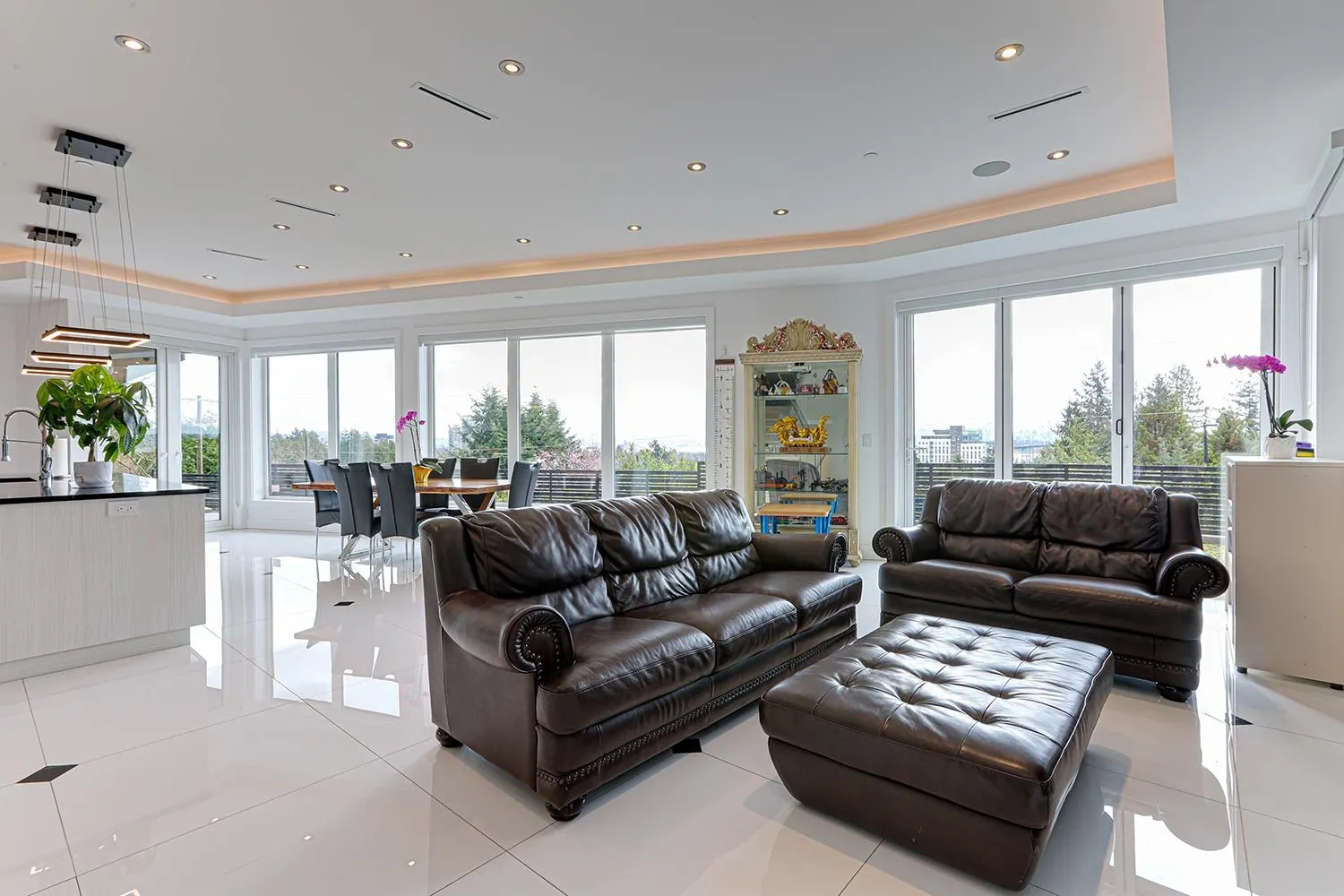 808 Esquimalt Avenue