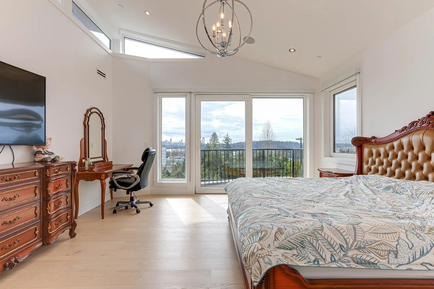808 Esquimalt Avenue