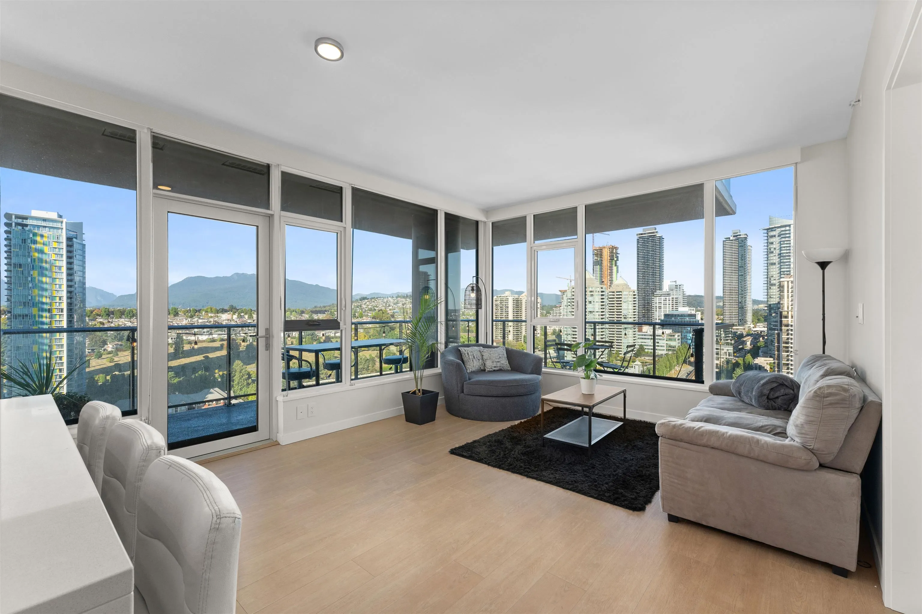 2107 4168 Lougheed Highway
