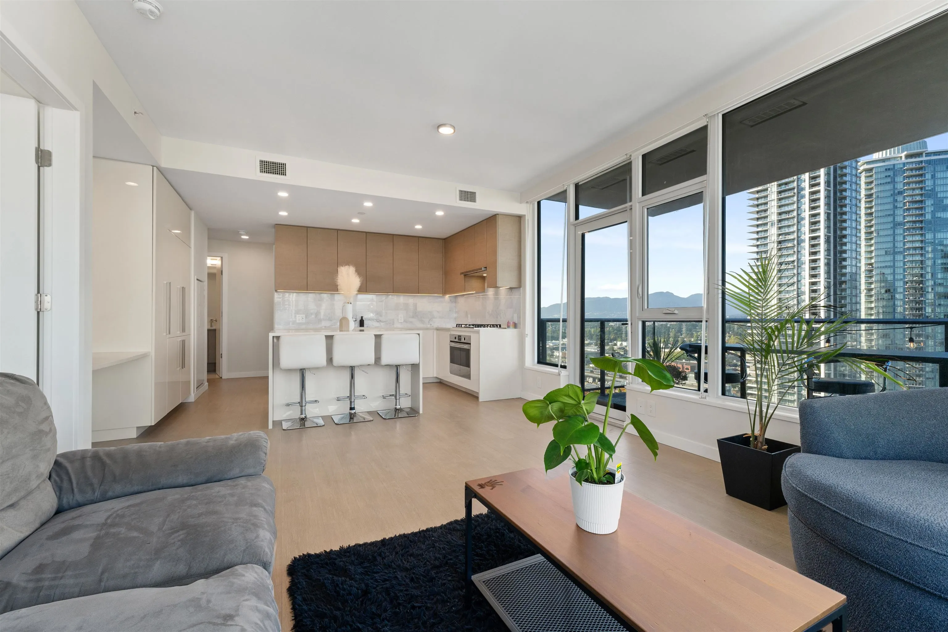 2107 4168 Lougheed Highway