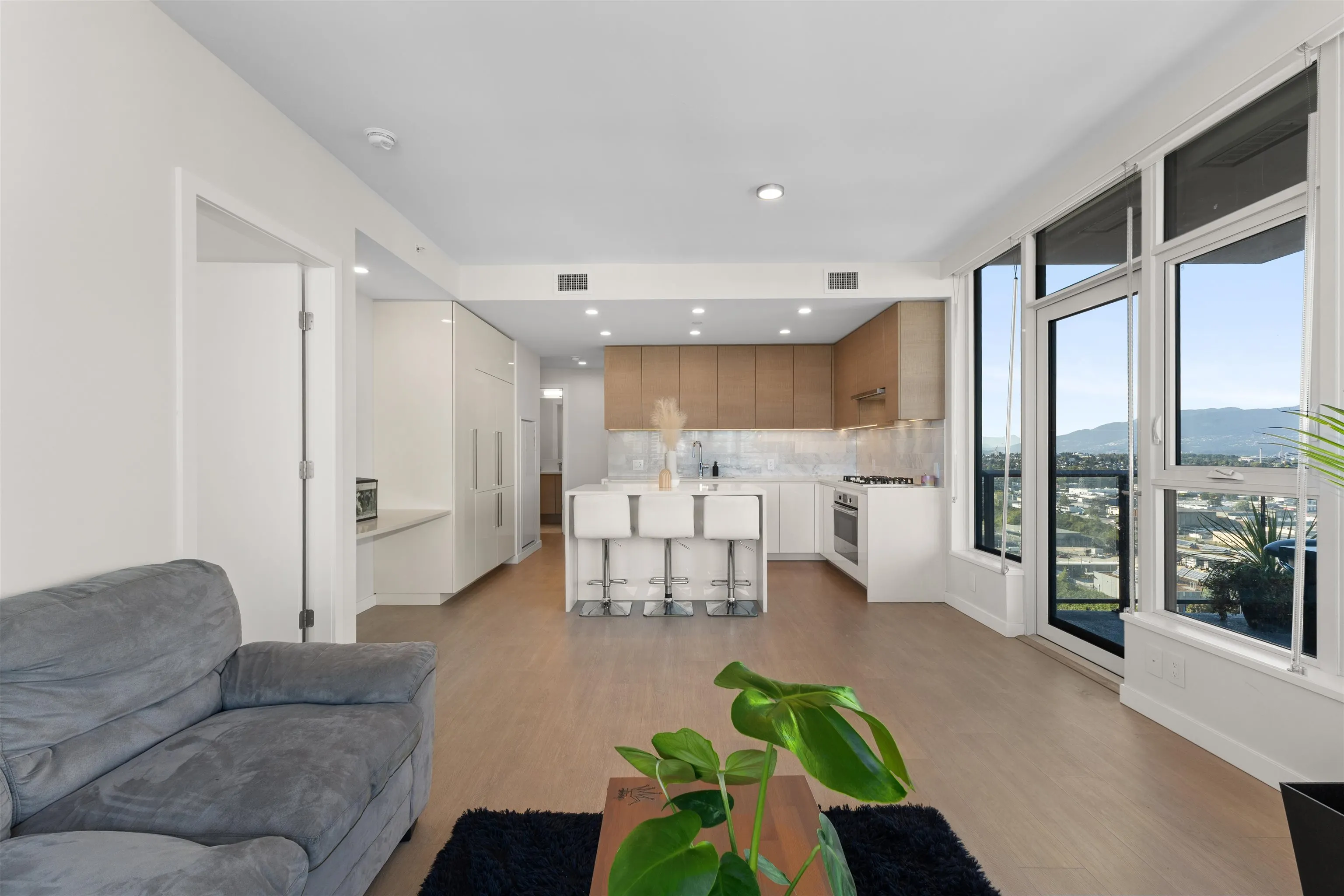2107 4168 Lougheed Highway