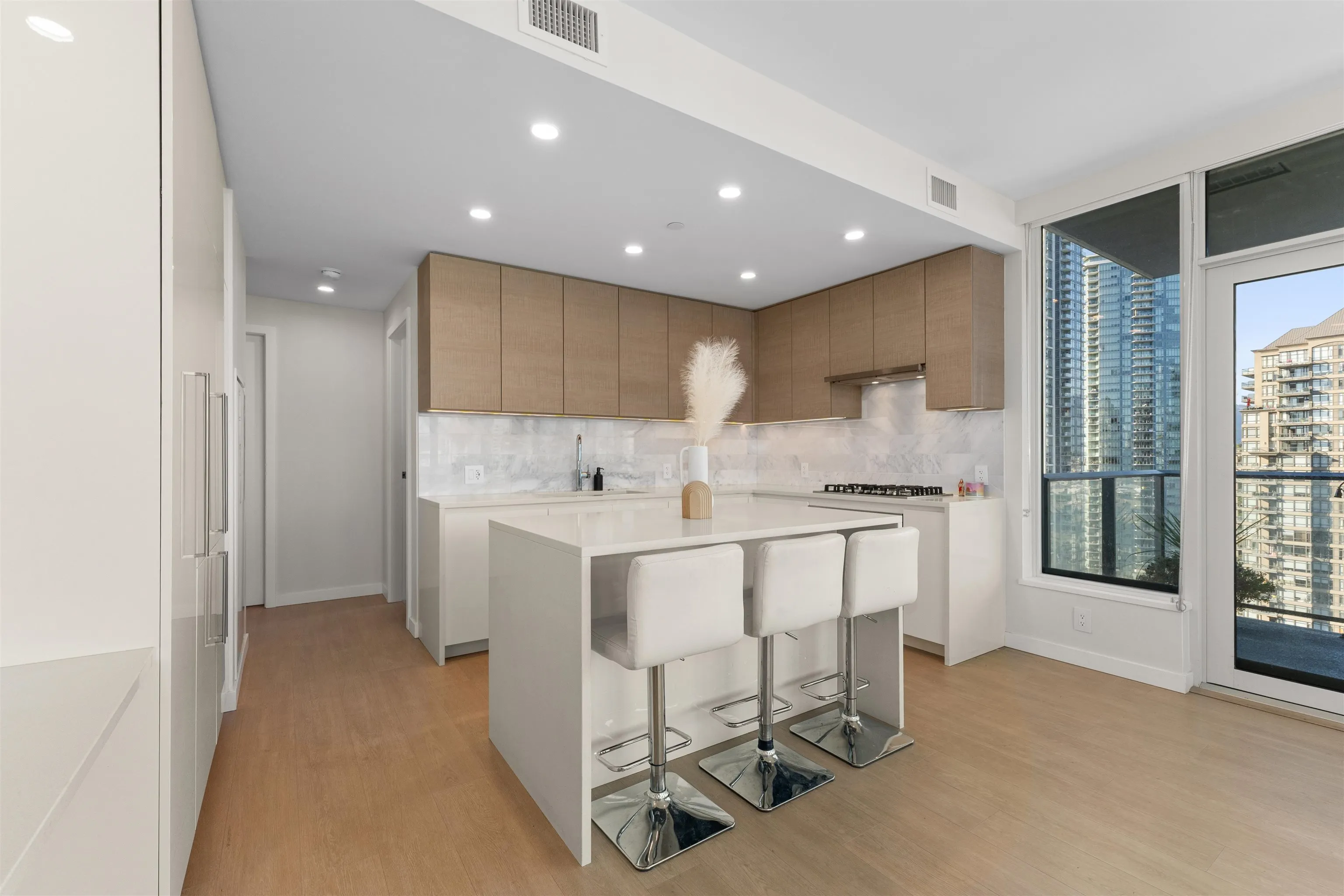 2107 4168 Lougheed Highway