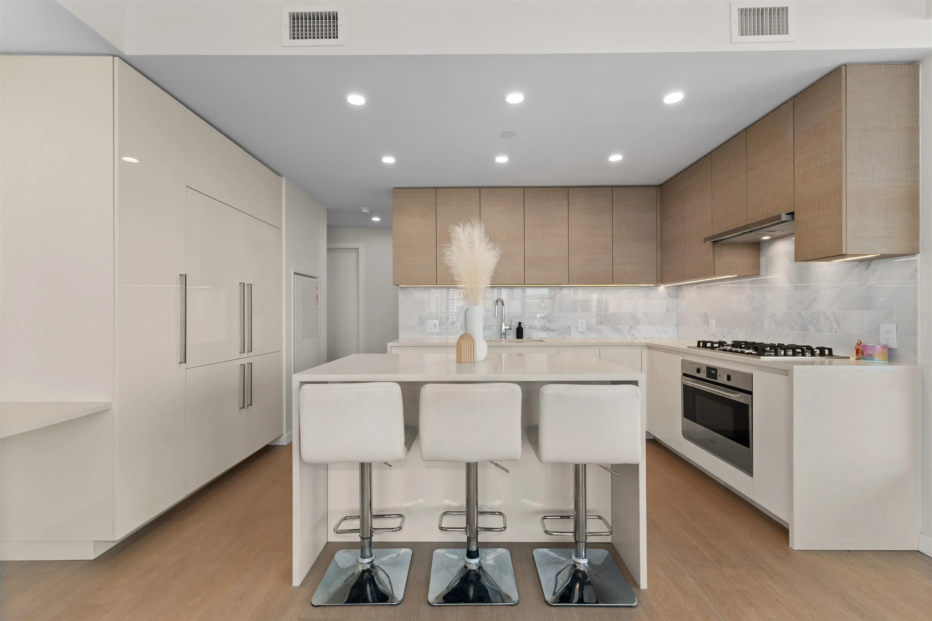 2107 4168 Lougheed Highway
