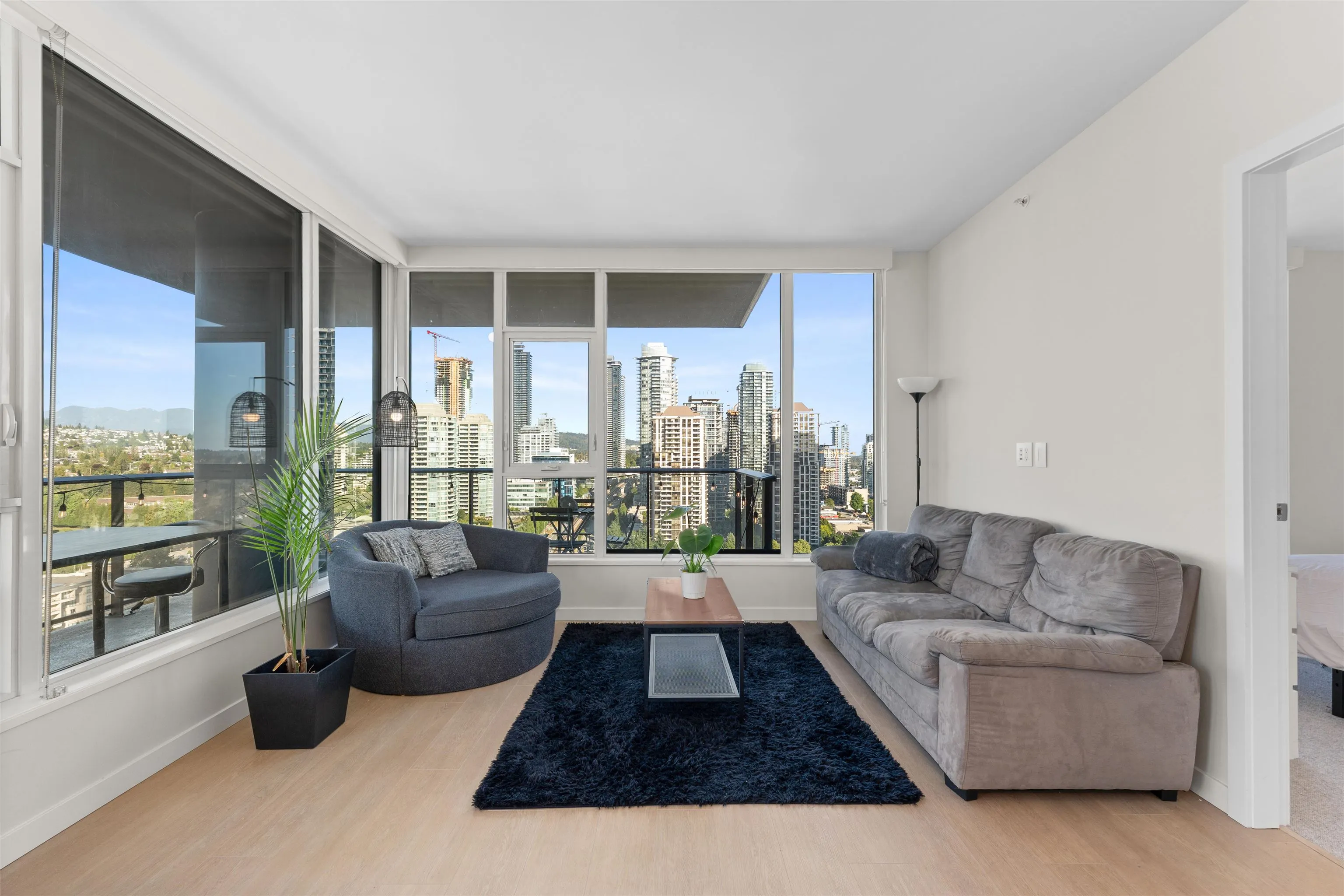 2107 4168 Lougheed Highway
