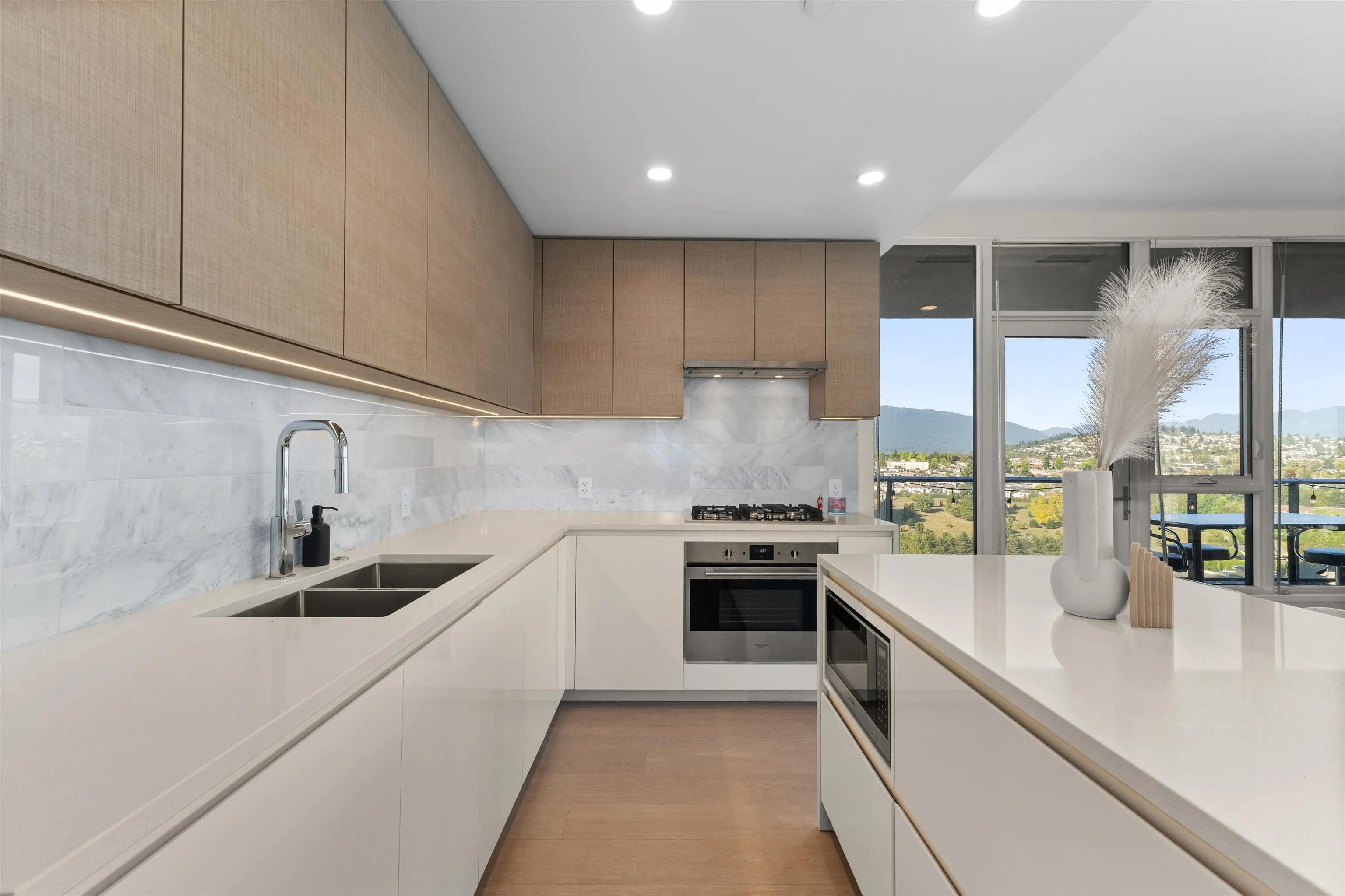 2107 4168 Lougheed Highway