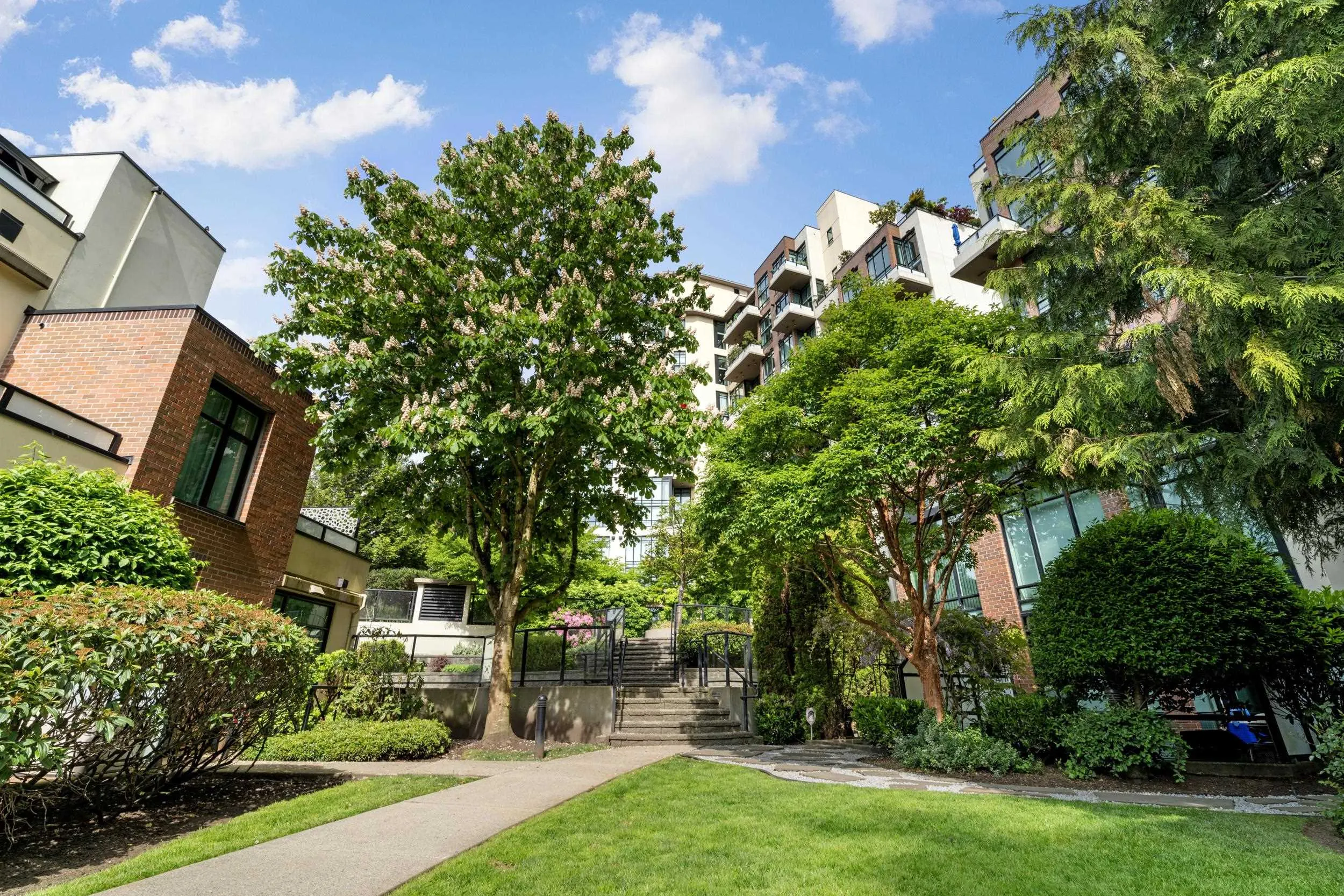 201 10 Renaissance Square