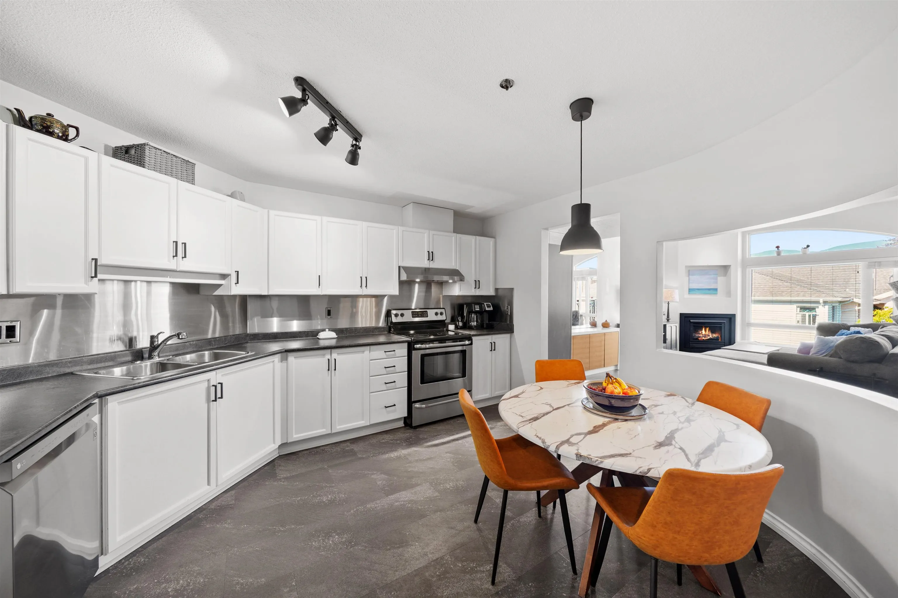 405 2335 Whyte Avenue