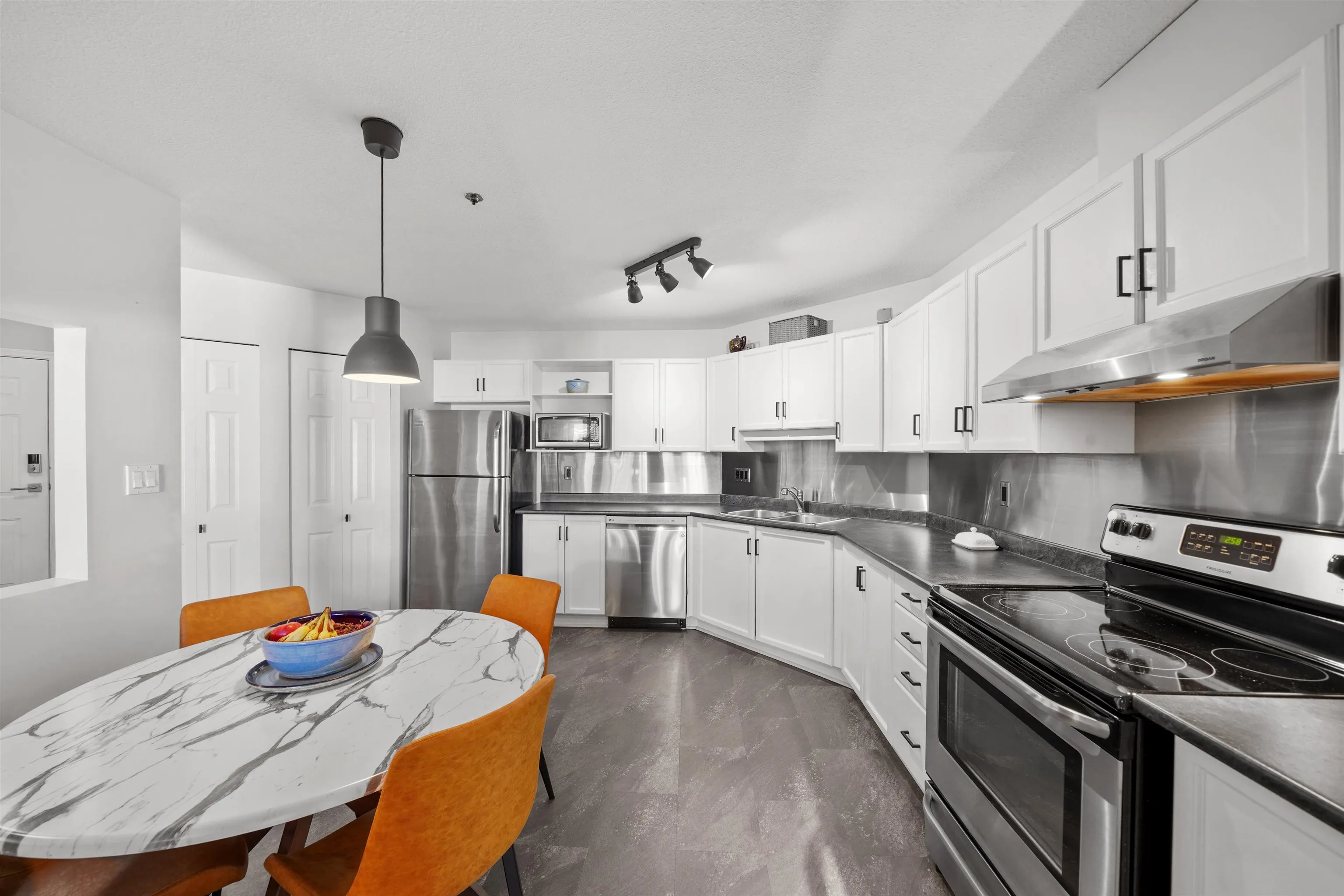 405 2335 Whyte Avenue