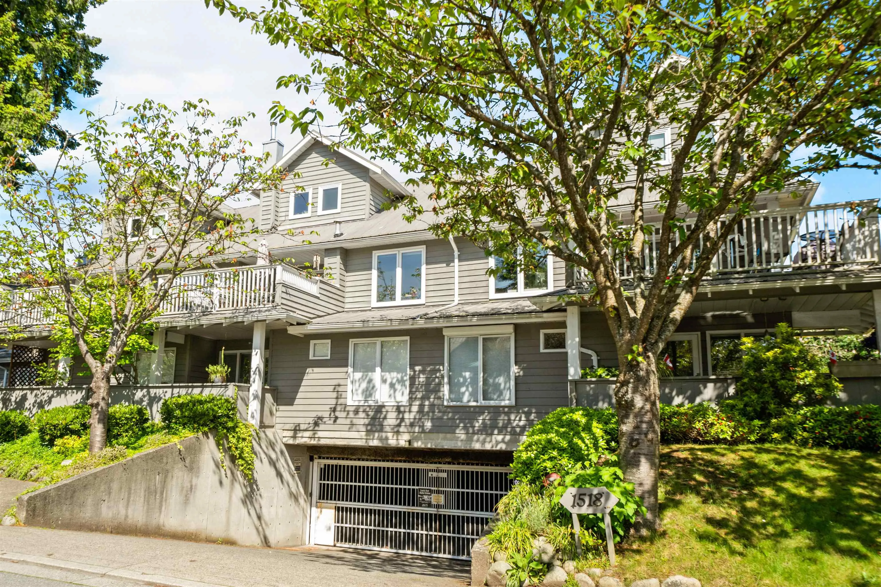 1528 Bowser Avenue