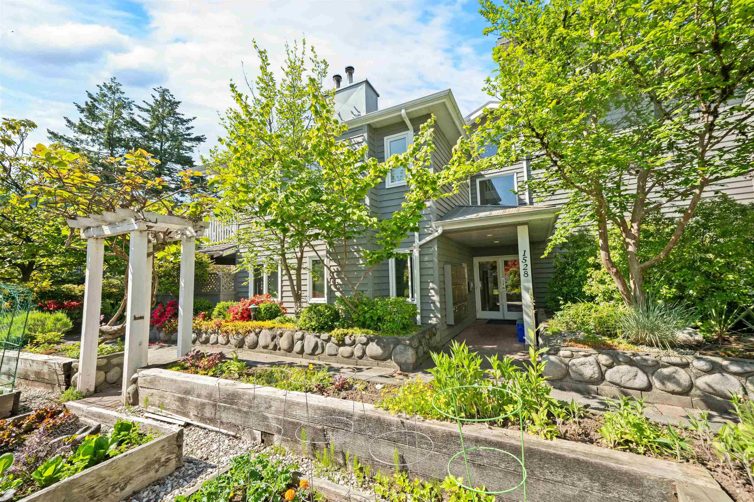 1528 Bowser Avenue