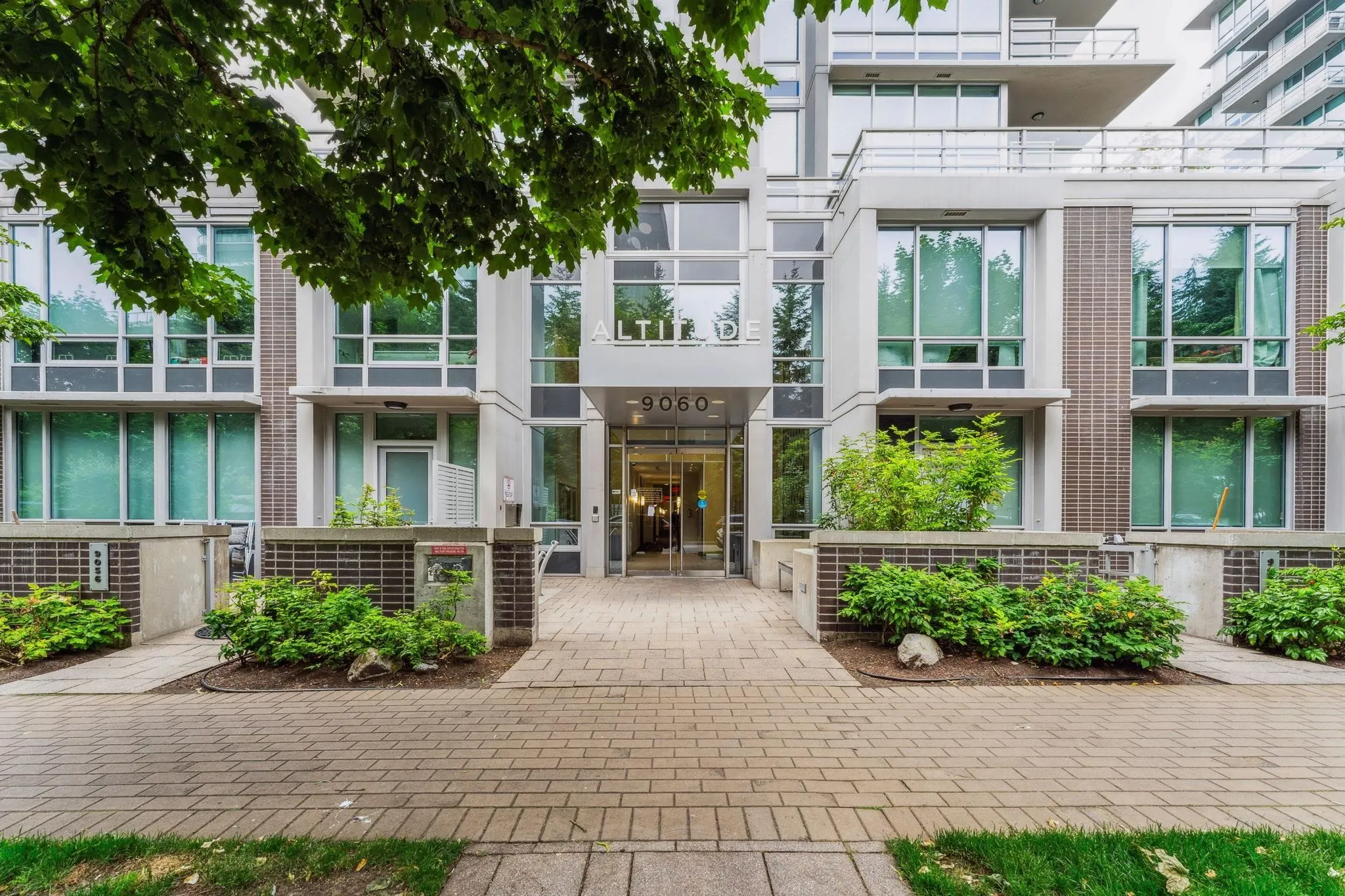 002 9060 University Crescent