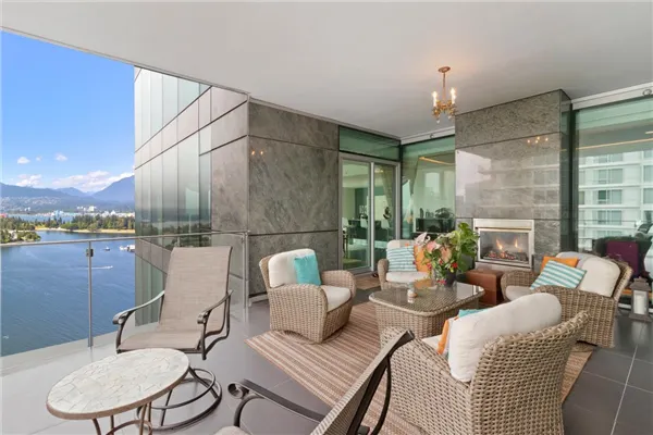 2201 277 Thurlow Street