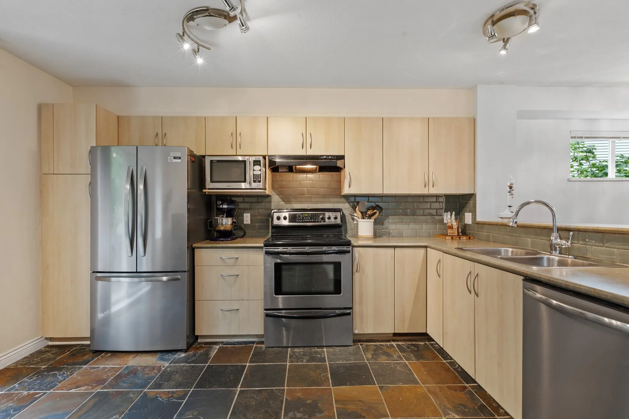 86 6747 203 Street