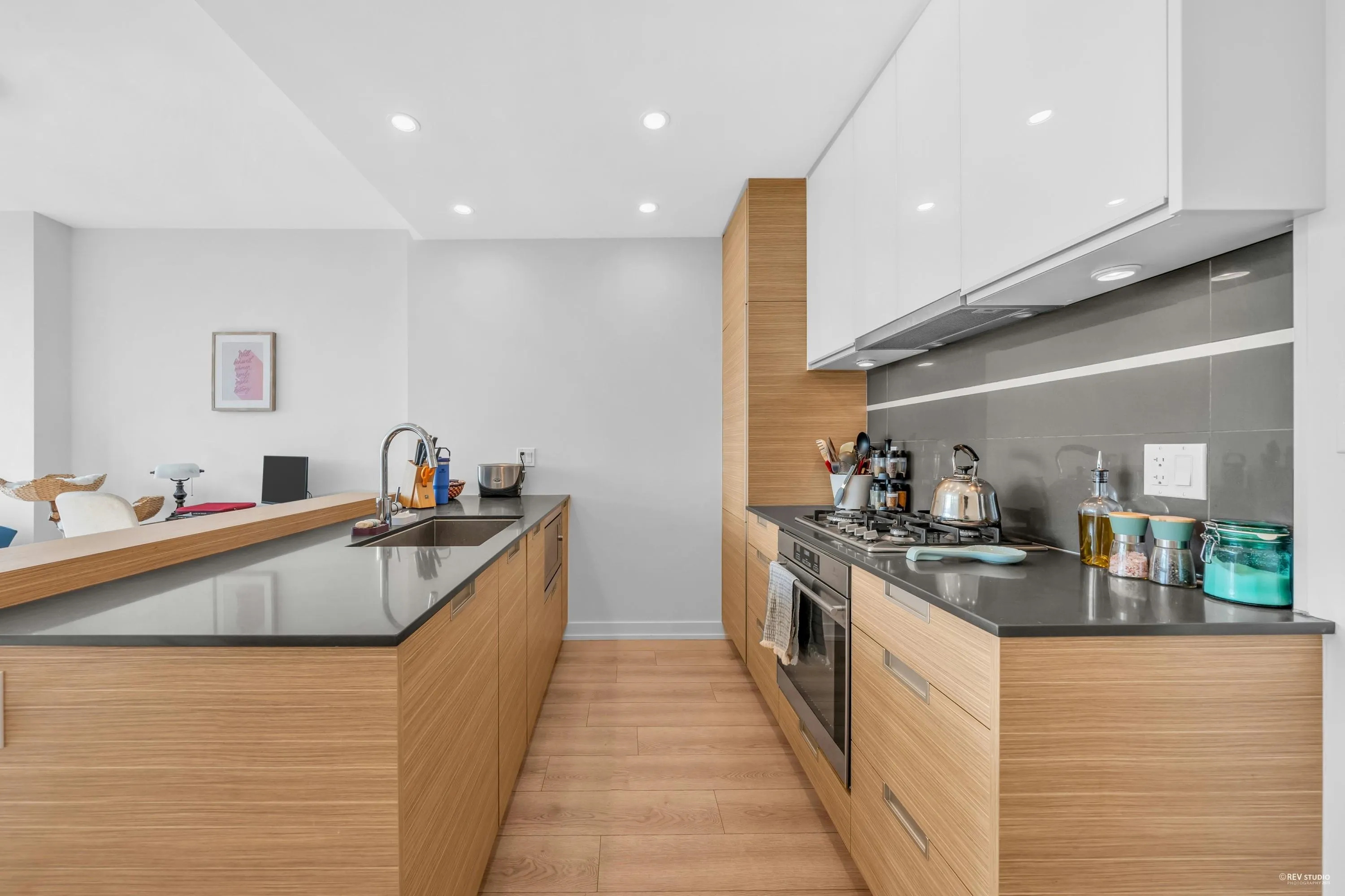 1108 4688 Kingsway
