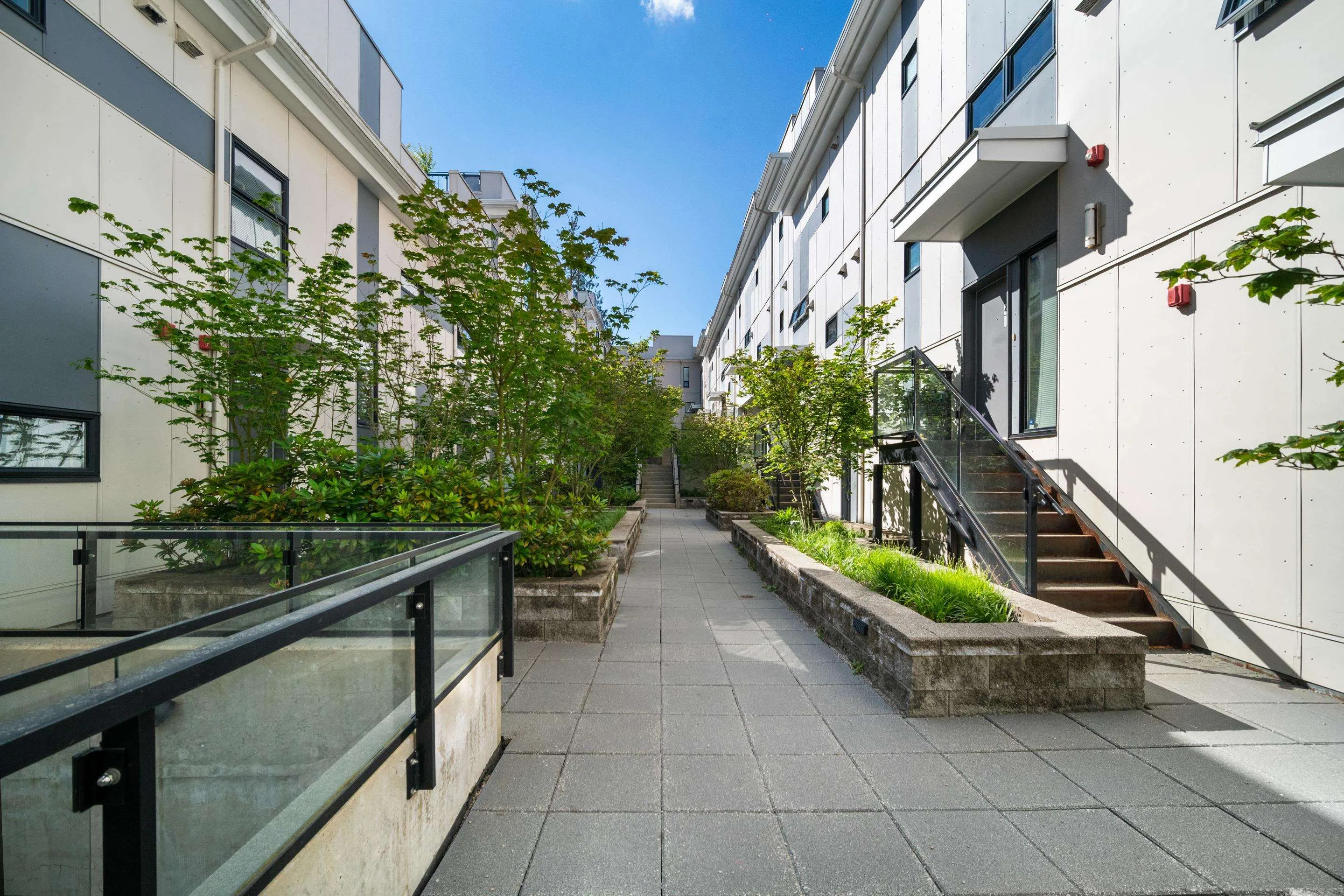 207 9350 University High Street