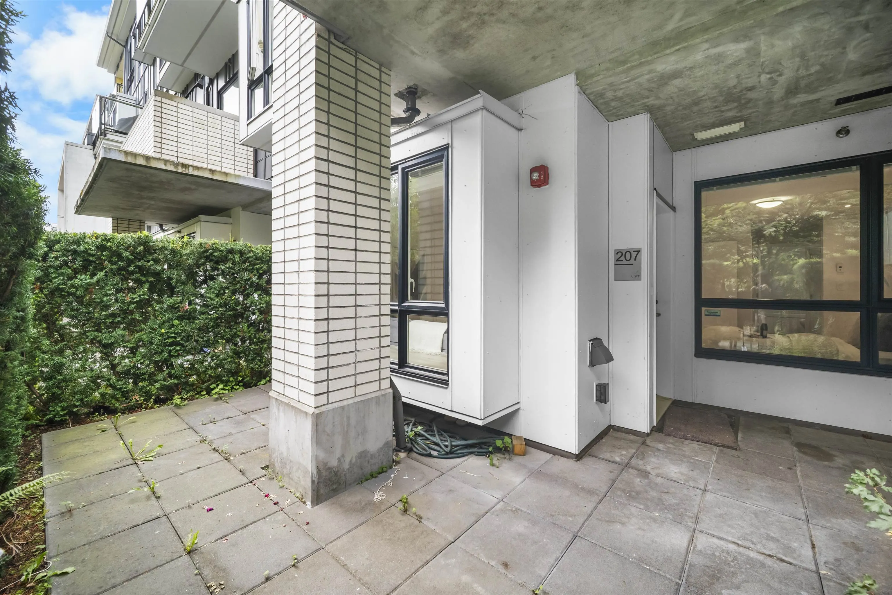 207 9350 University High Street