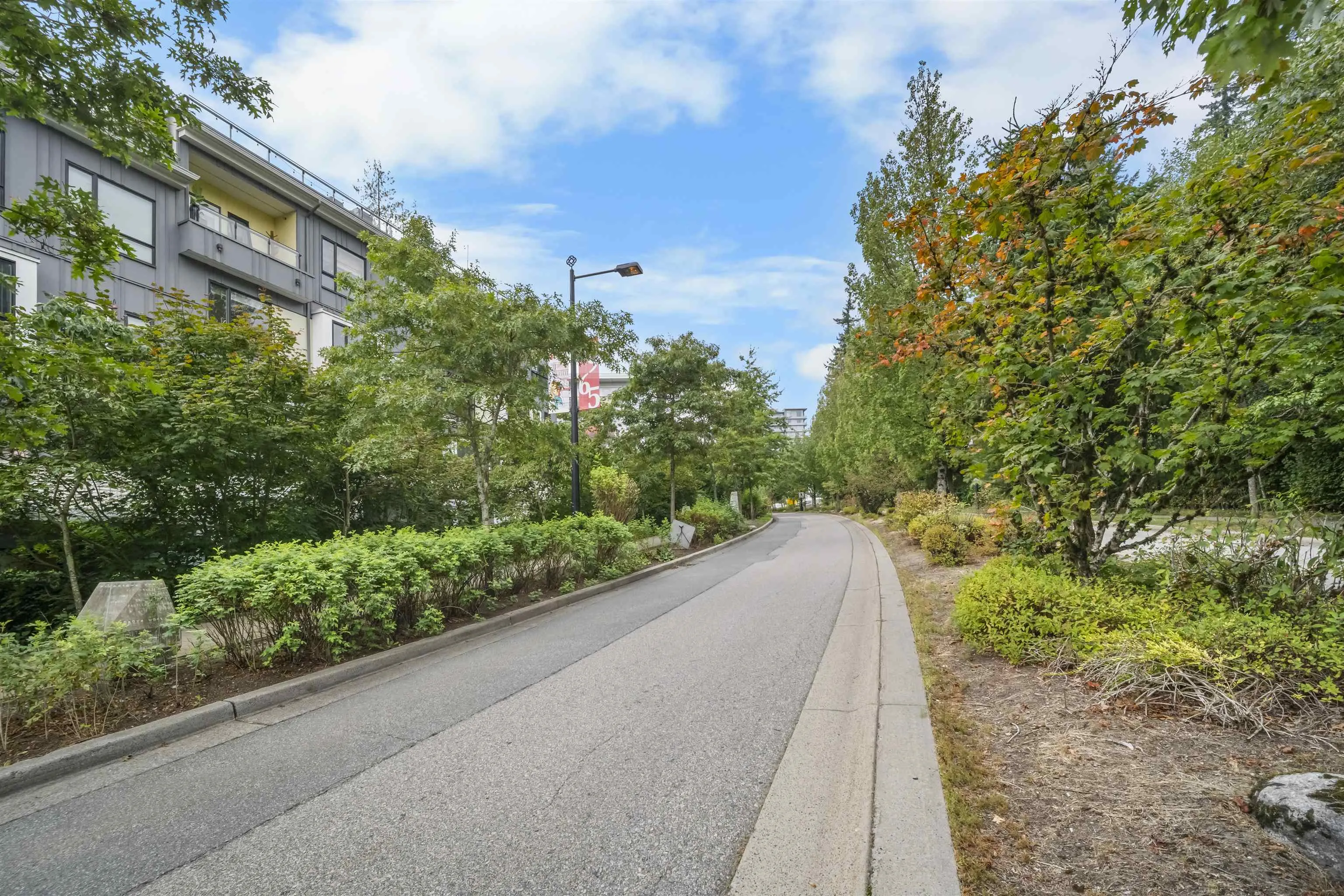 207 9350 University High Street
