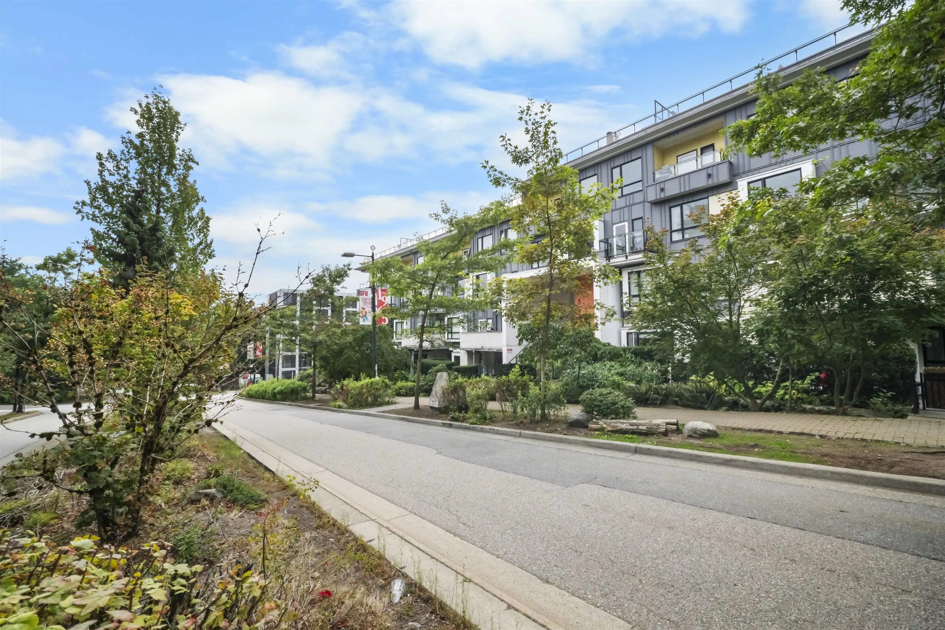 207 9350 University High Street