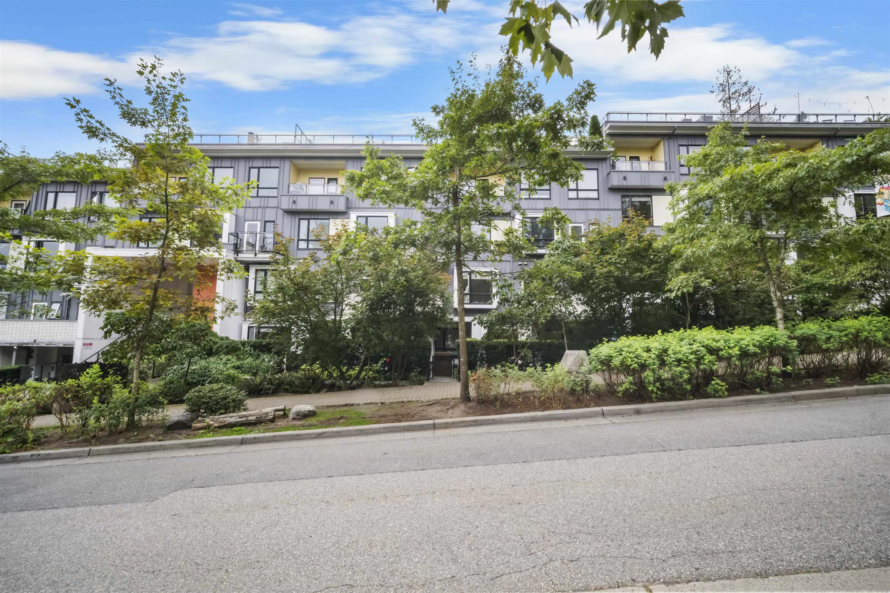 207 9350 University High Street