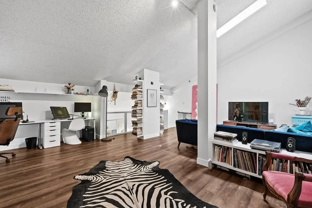 310 1549 Kitchener Street