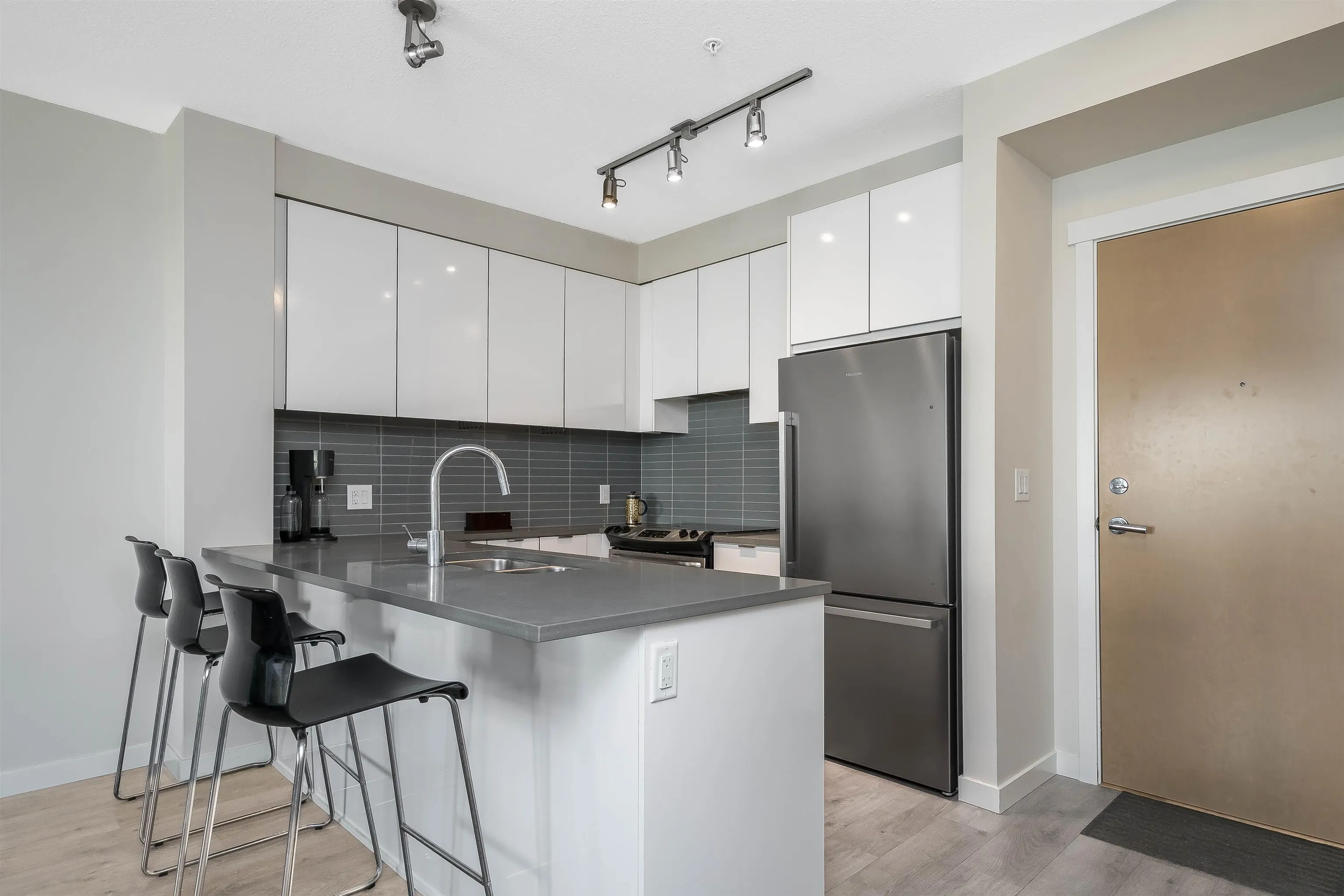 403 9877 University Crescent