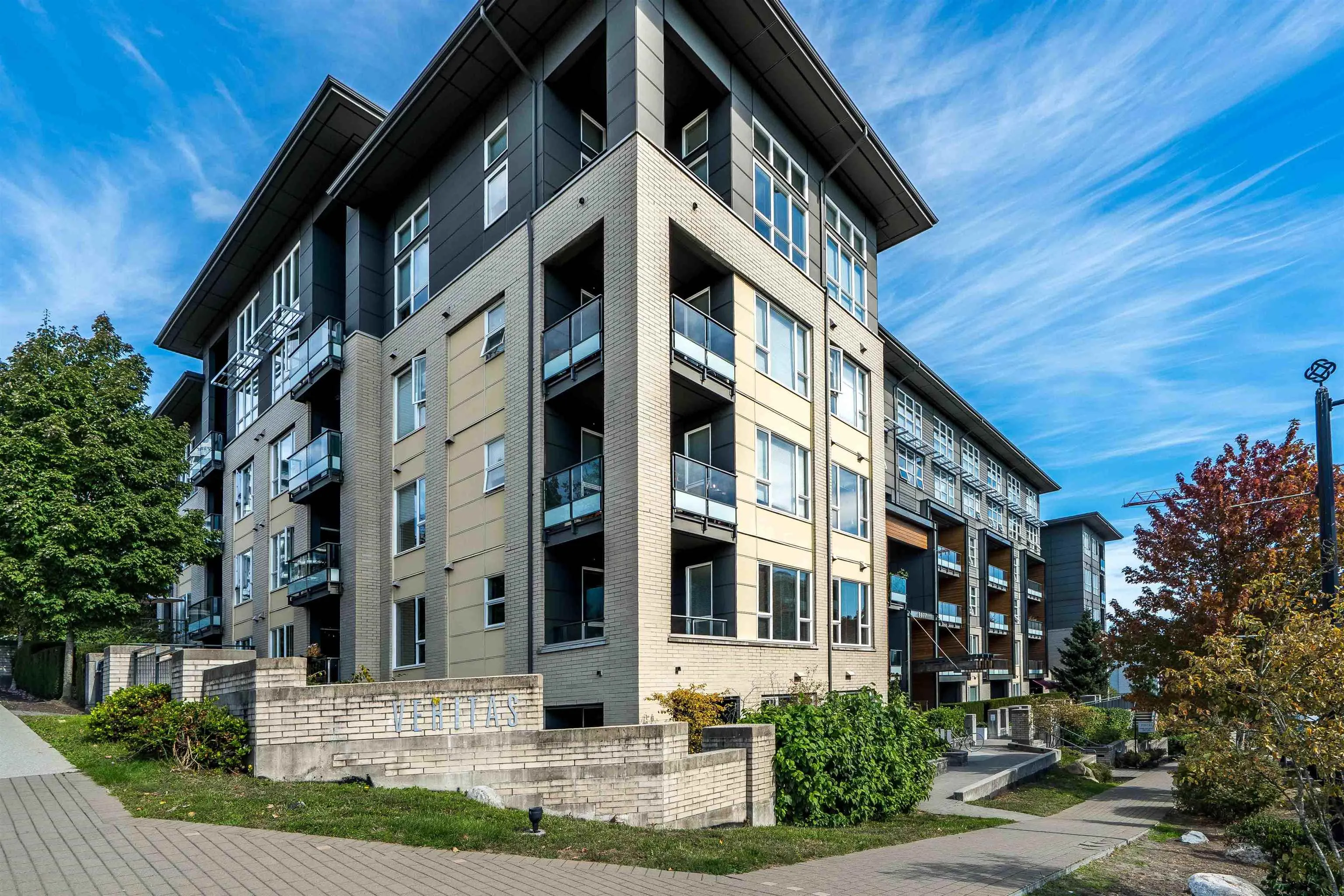403 9877 University Crescent