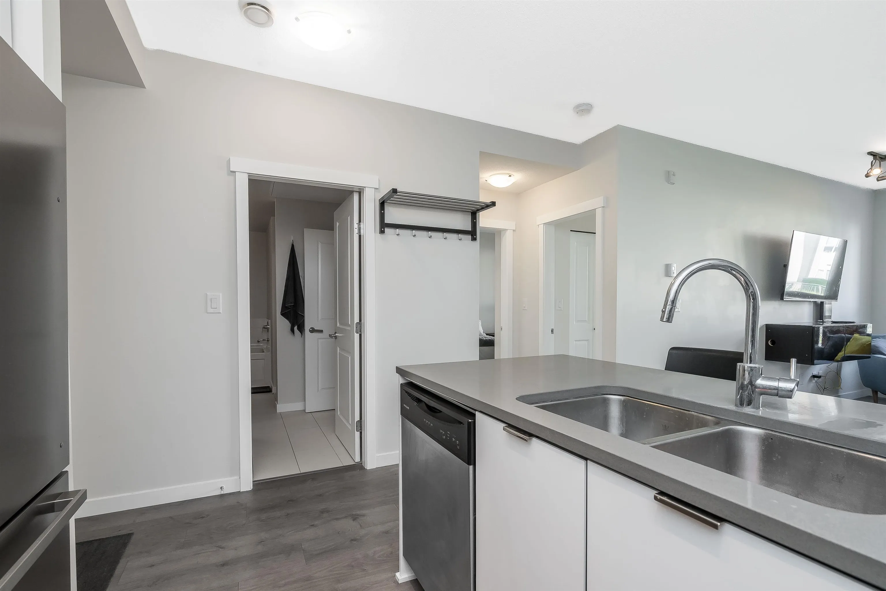 403 9877 University Crescent