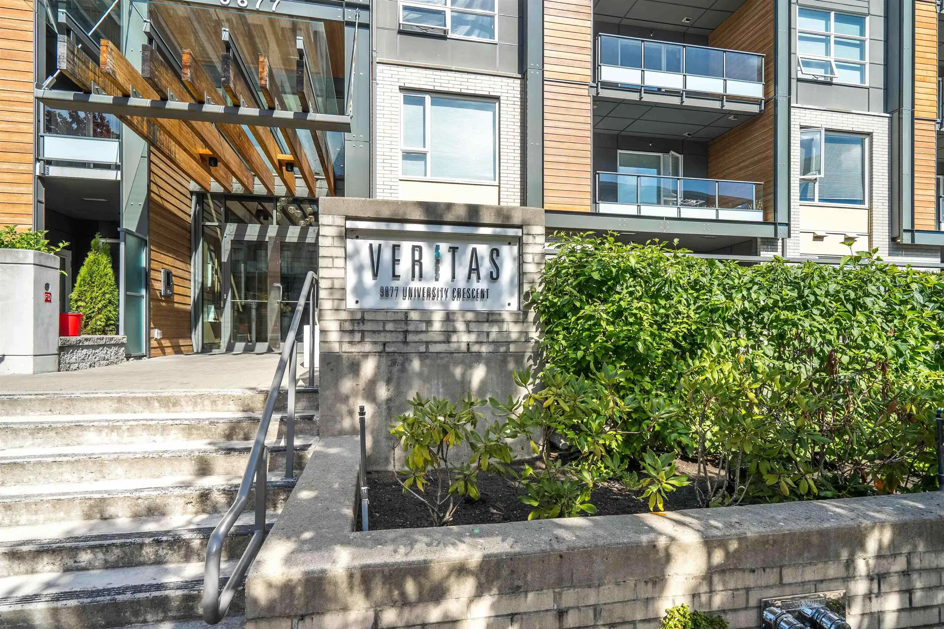 403 9877 University Crescent