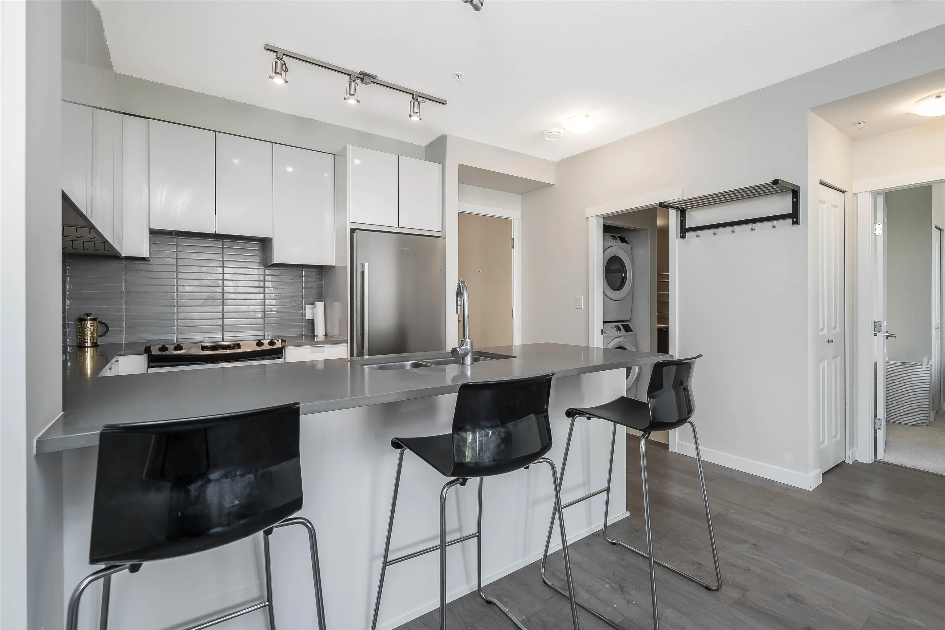 403 9877 University Crescent