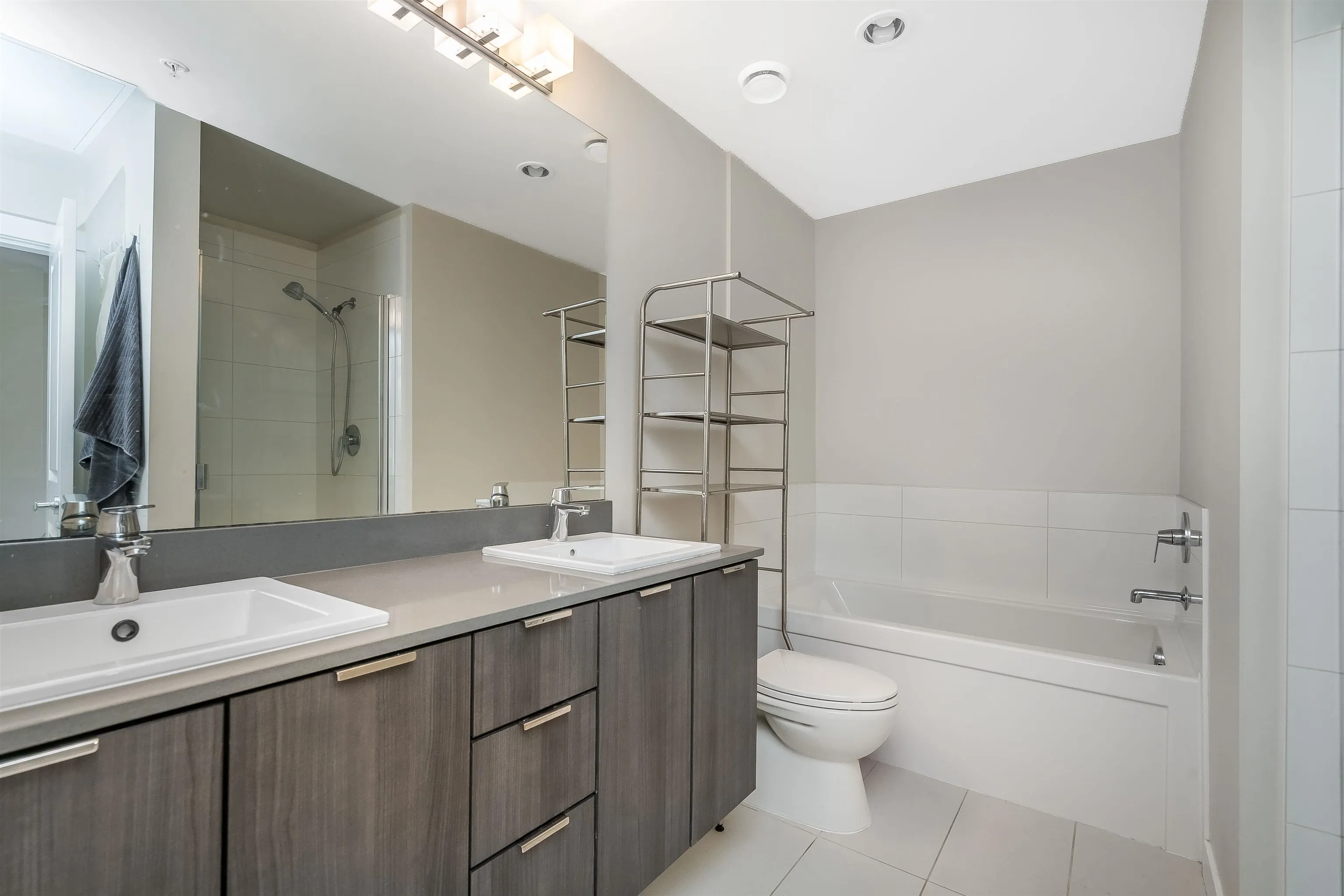 403 9877 University Crescent