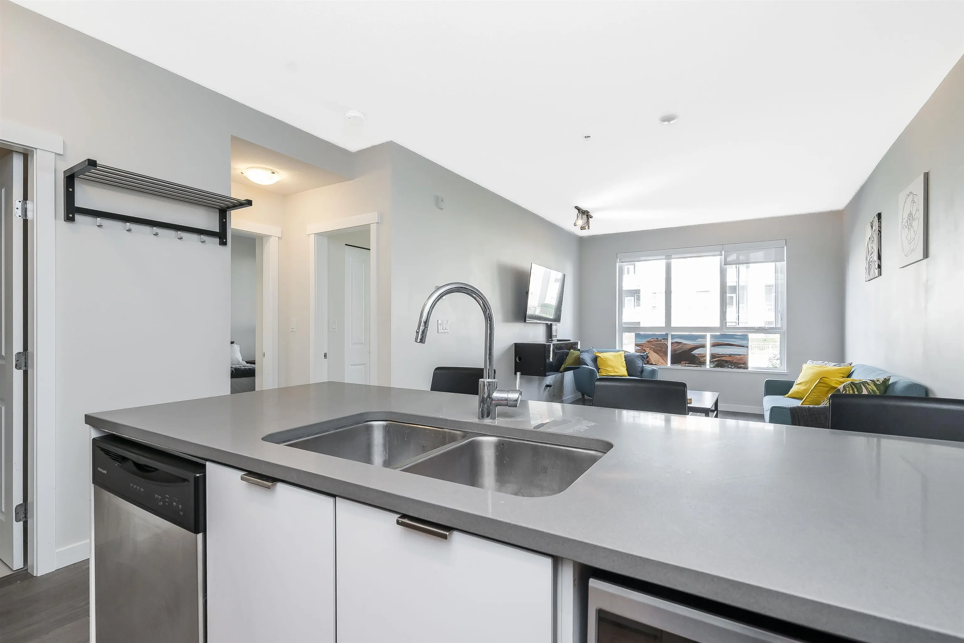 403 9877 University Crescent