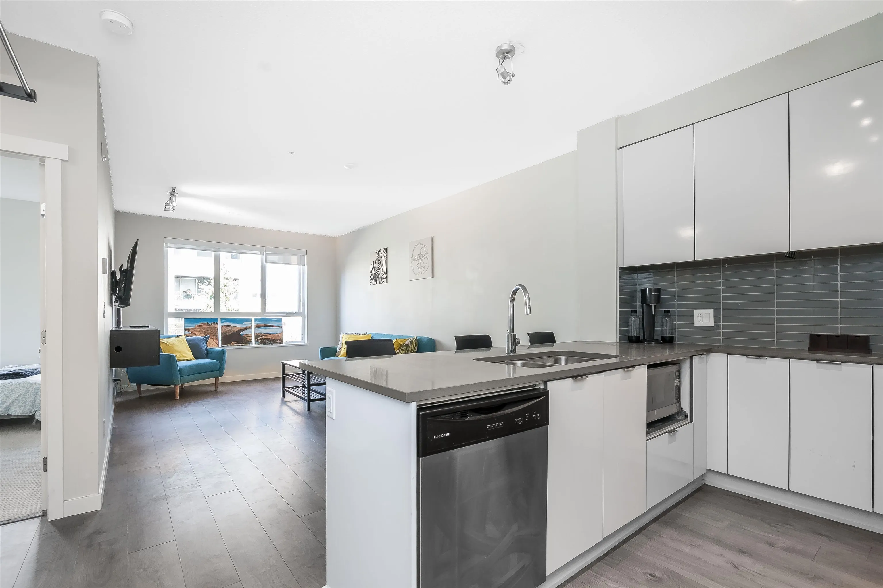403 9877 University Crescent
