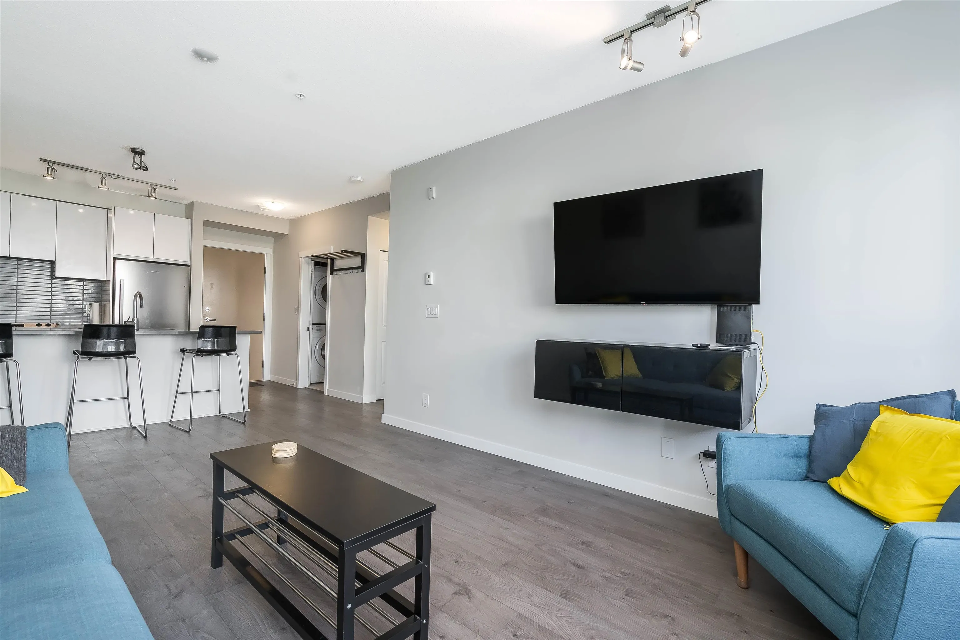 403 9877 University Crescent
