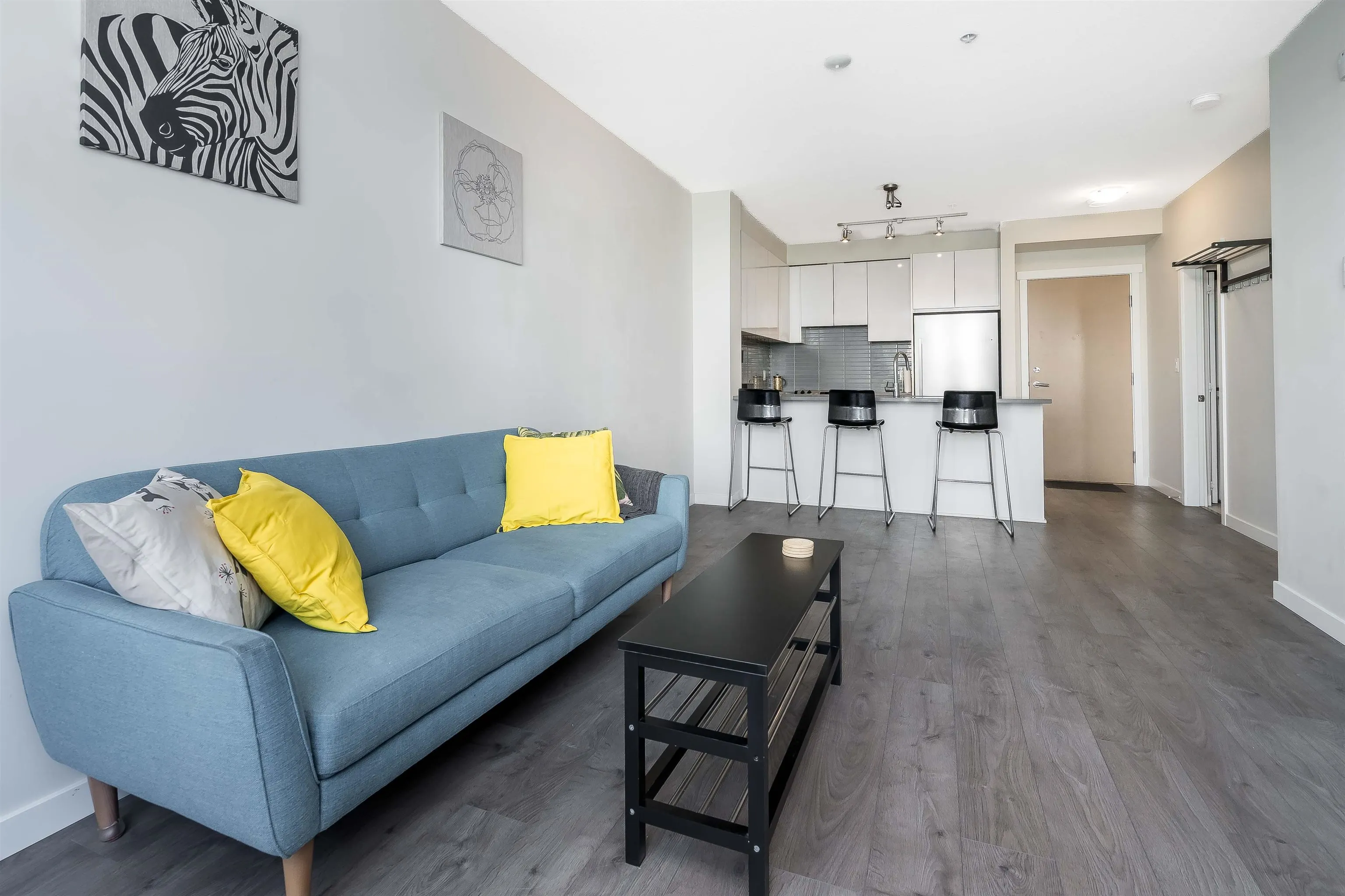 403 9877 University Crescent