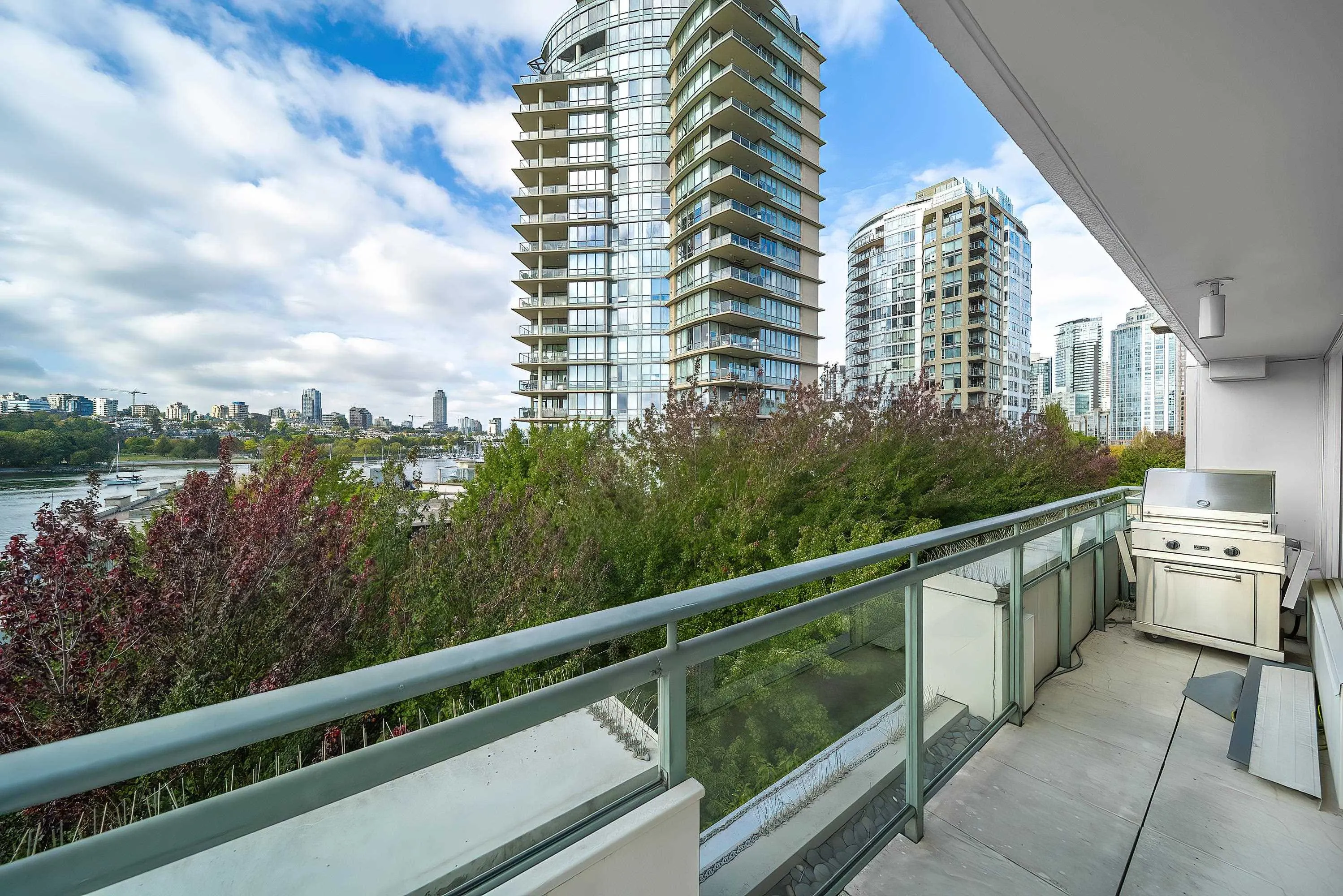 606 1288 Marinaside Crescent