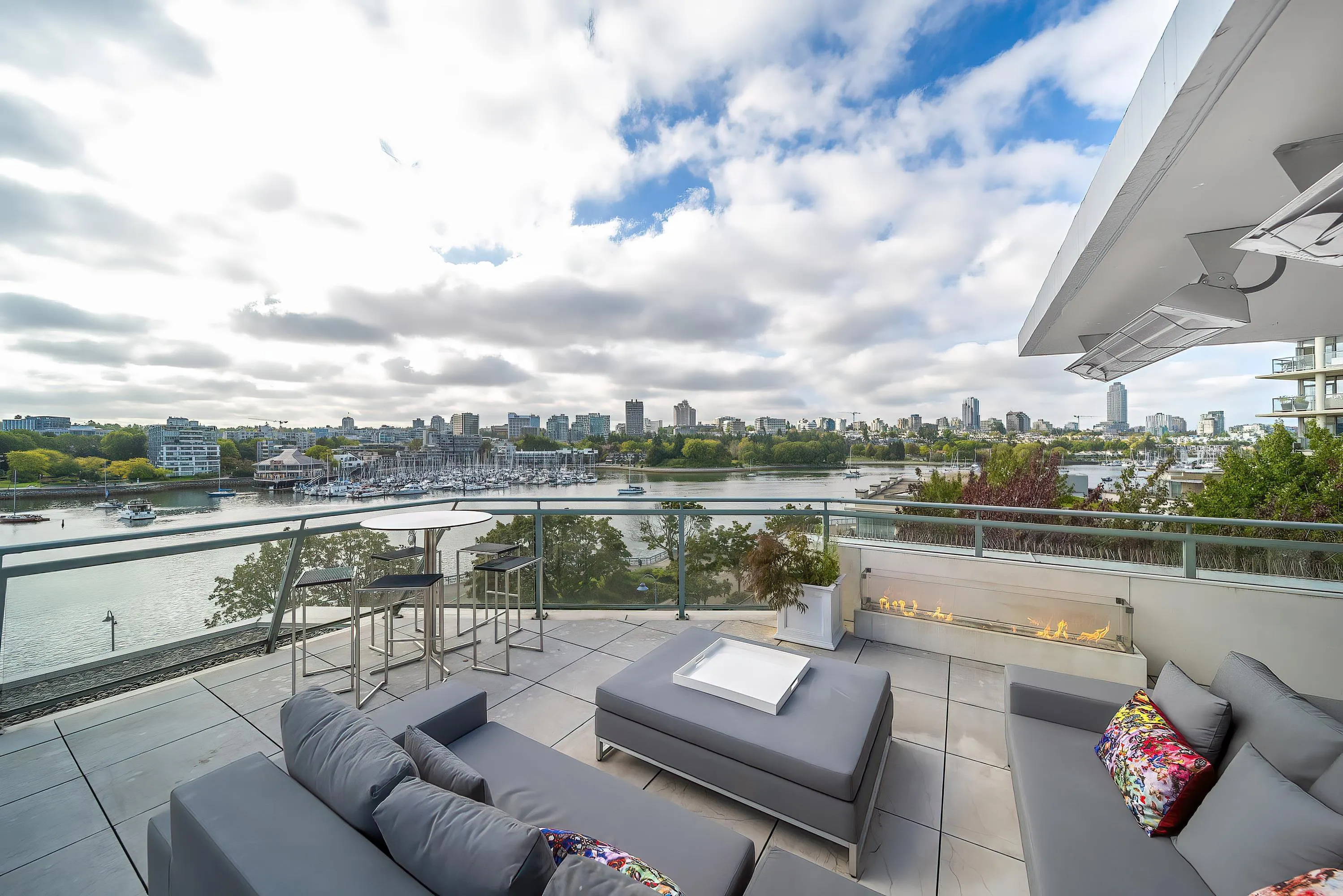 606 1288 Marinaside Crescent