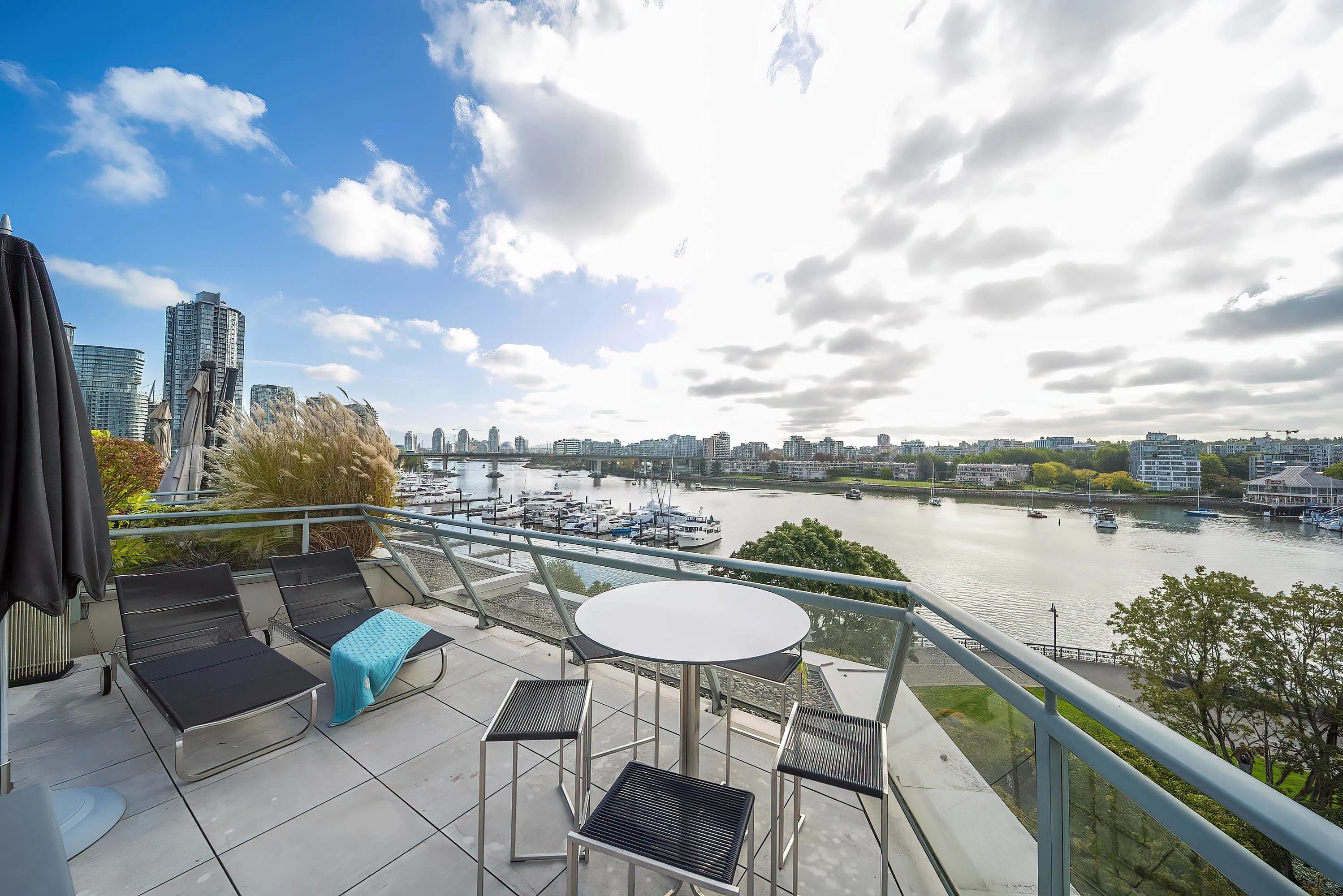 606 1288 Marinaside Crescent