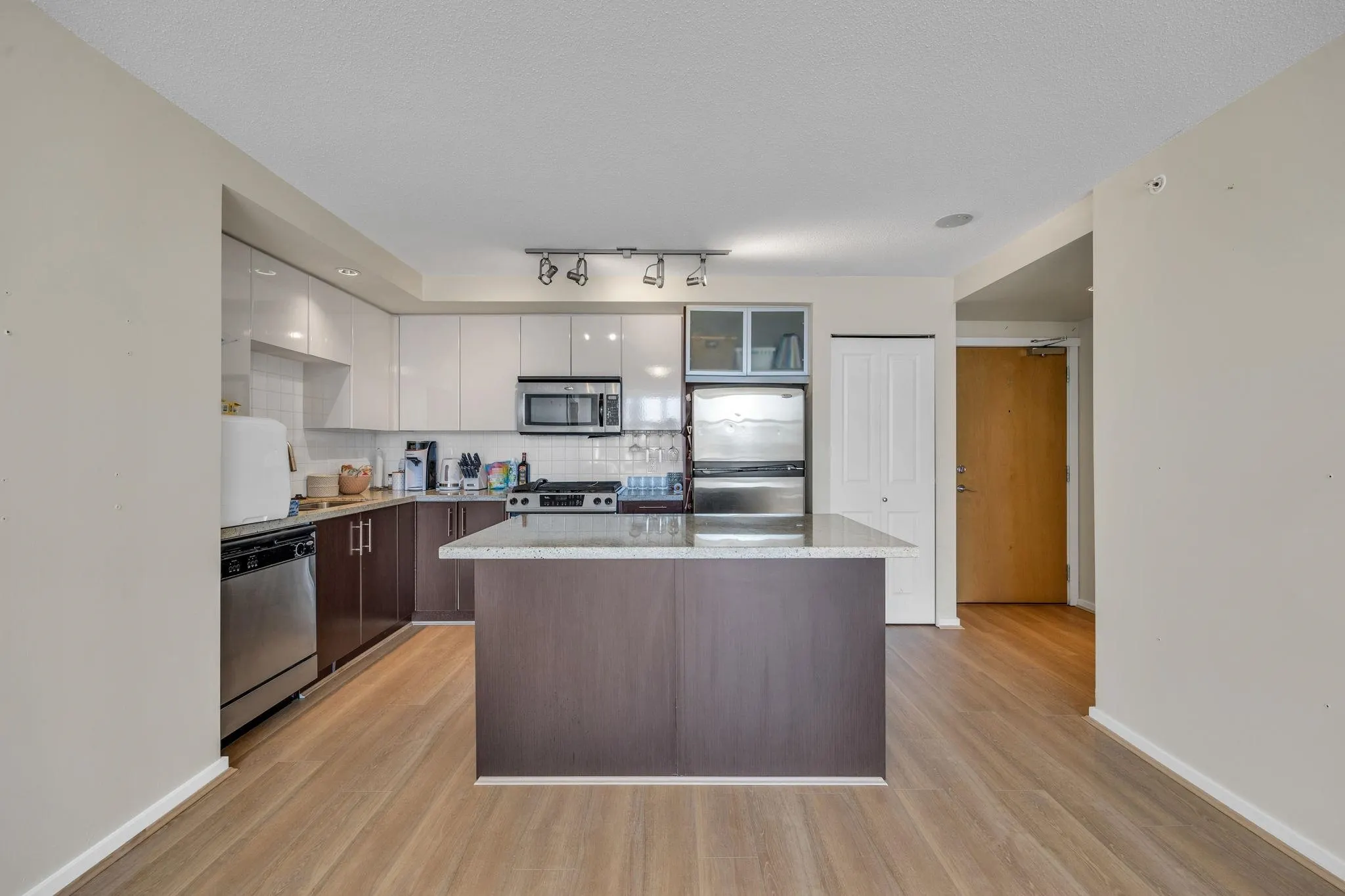 1908 2289 Yukon Crescent