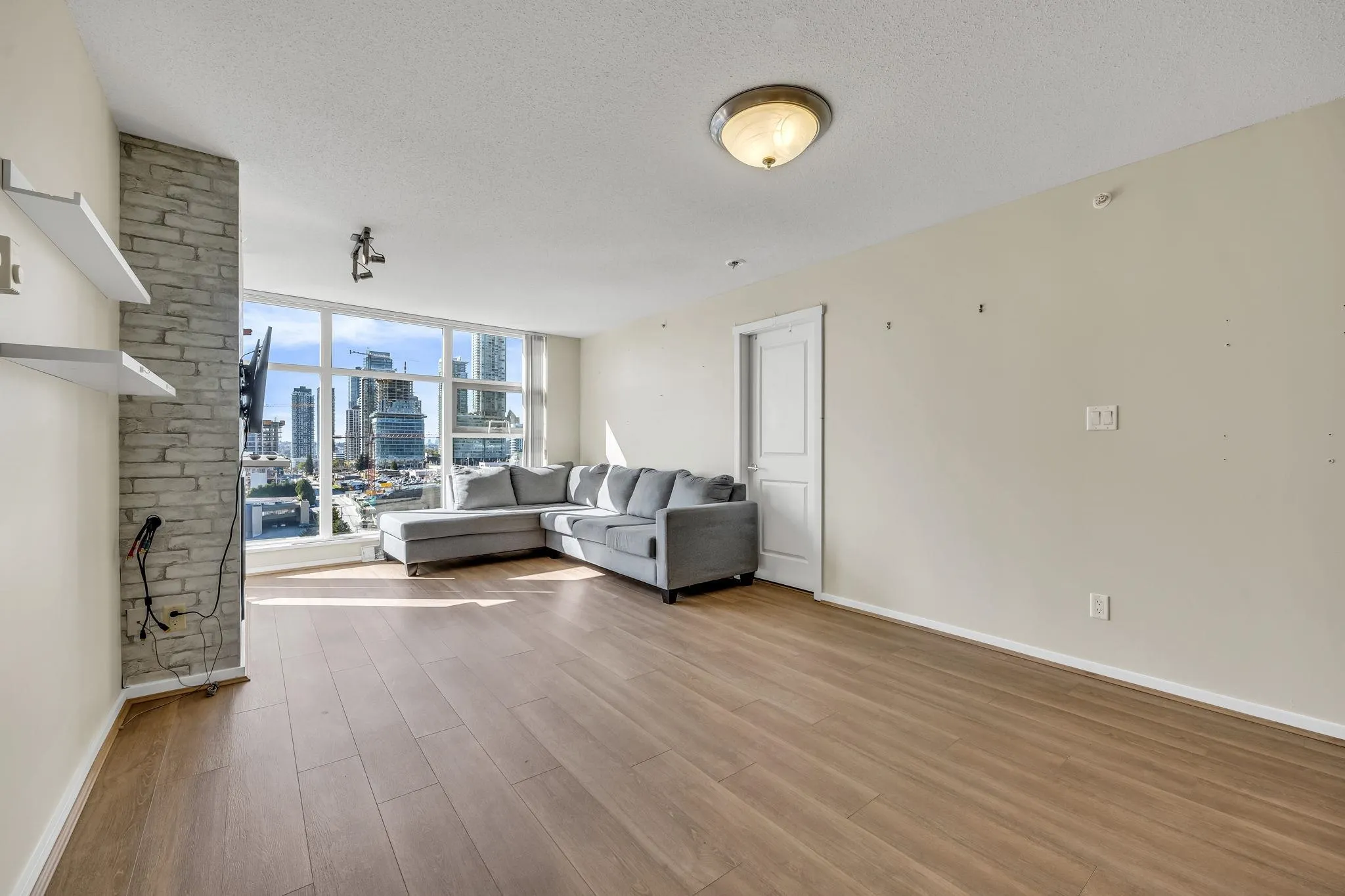 1908 2289 Yukon Crescent