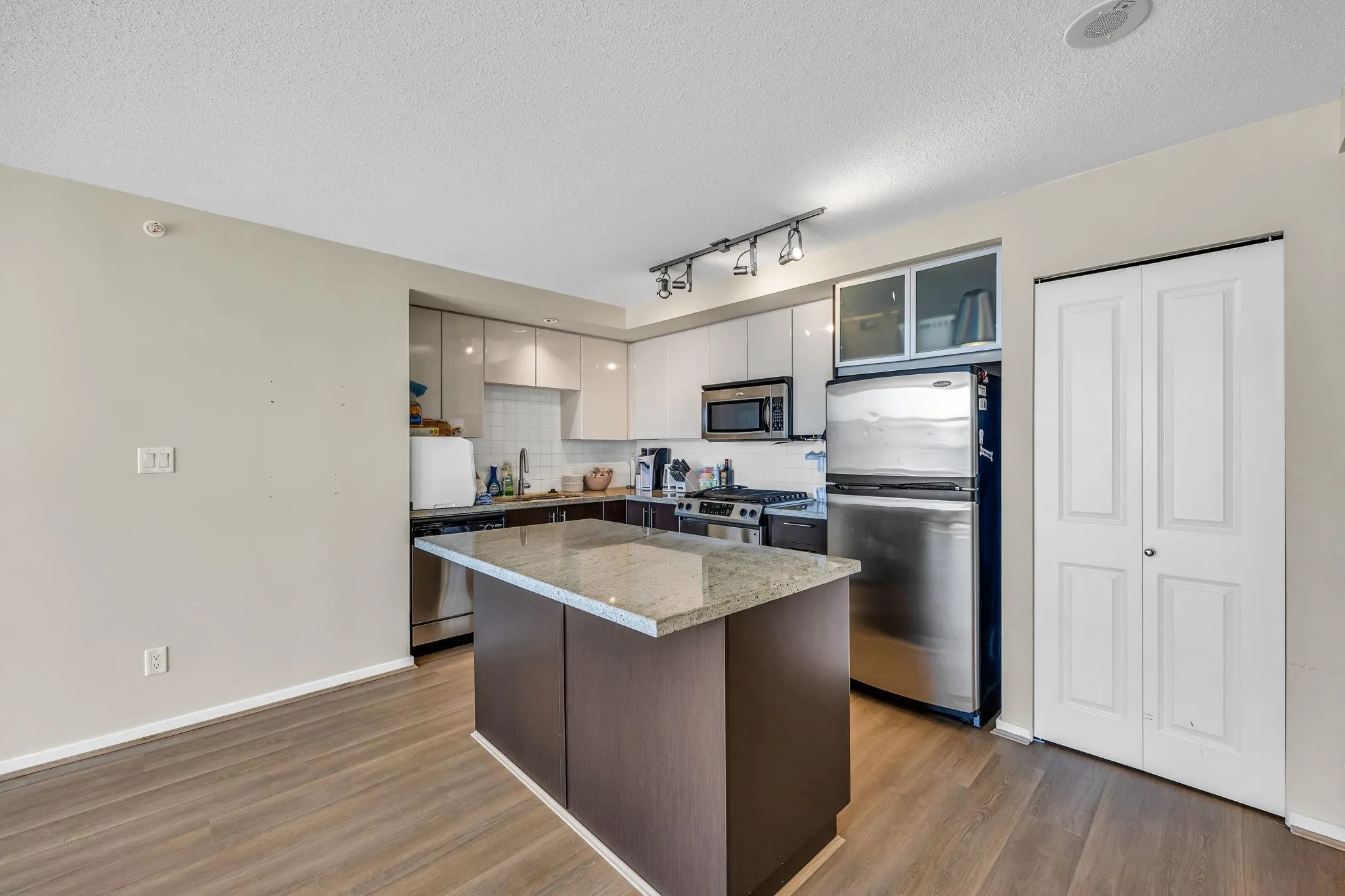 1908 2289 Yukon Crescent