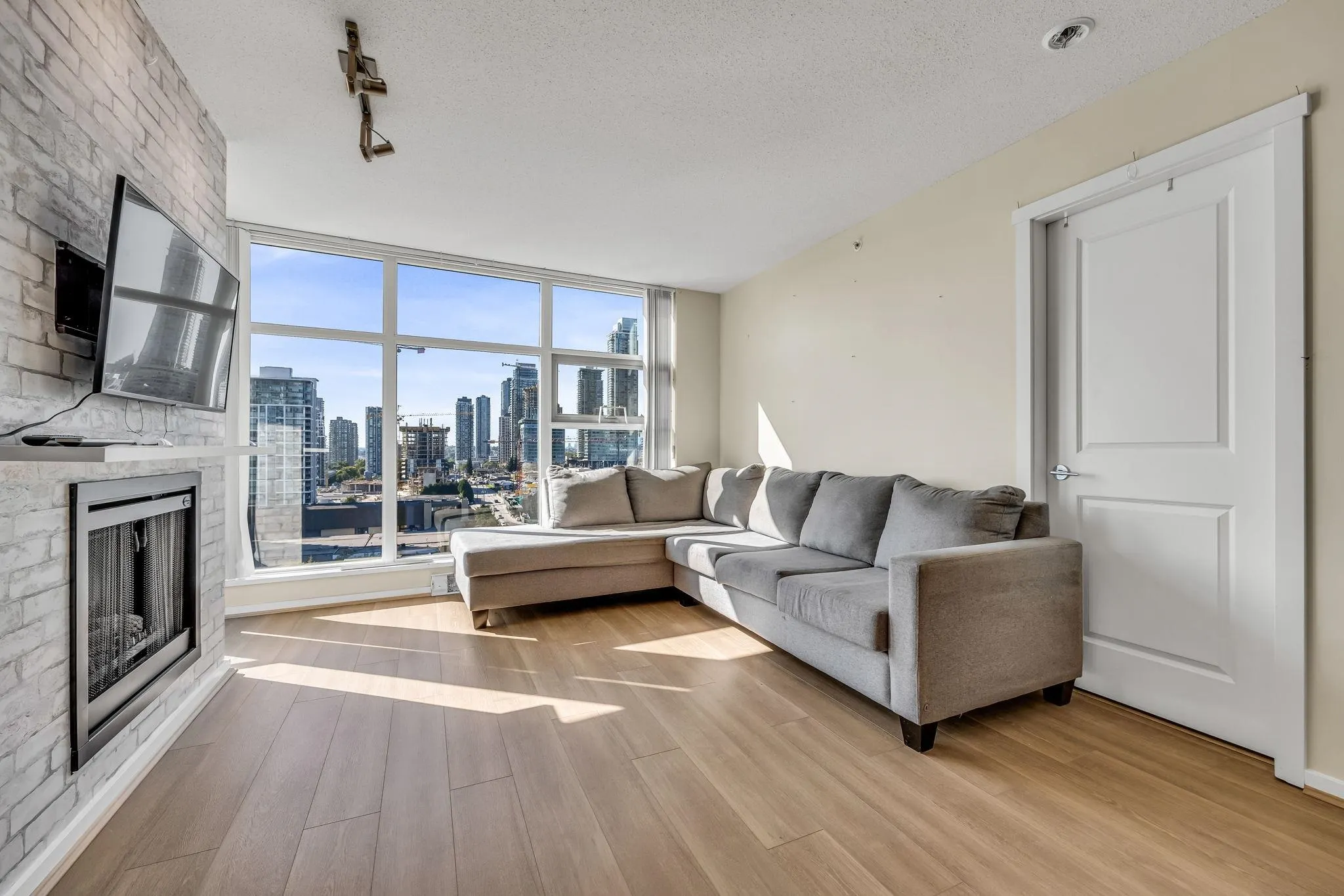 1908 2289 Yukon Crescent