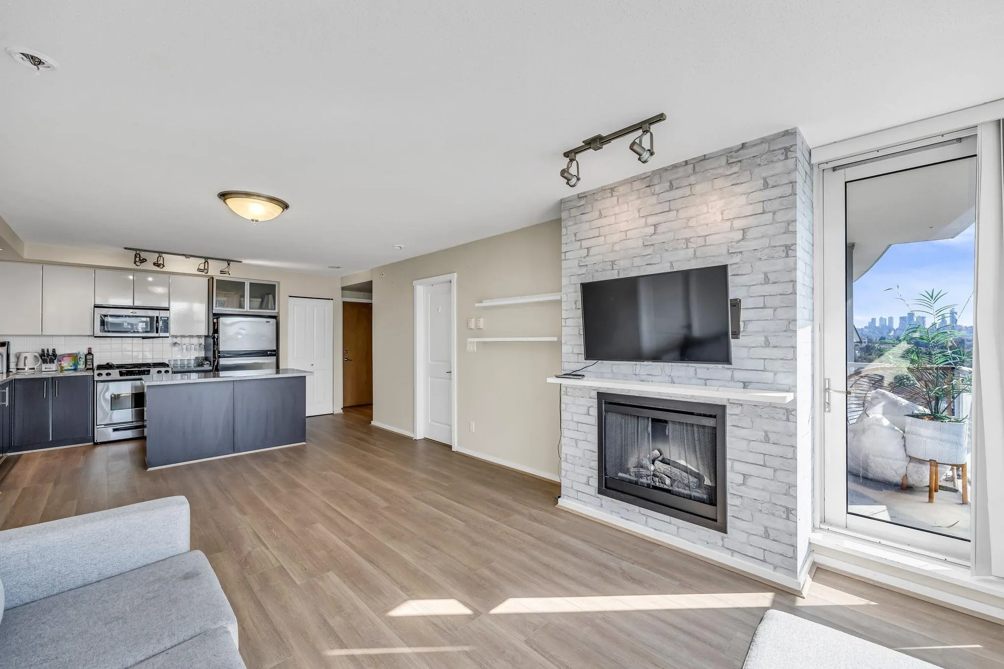 1908 2289 Yukon Crescent