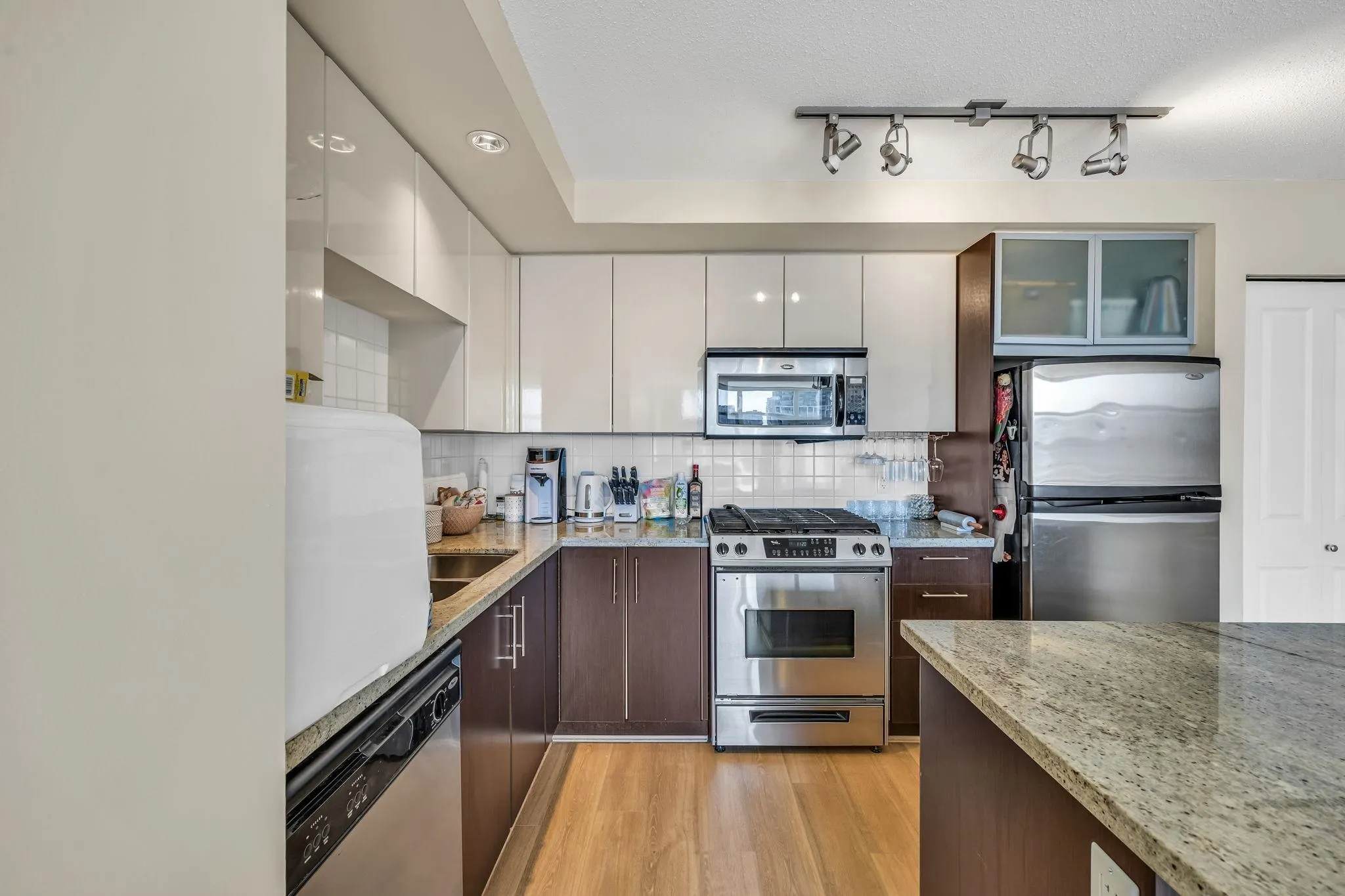 1908 2289 Yukon Crescent