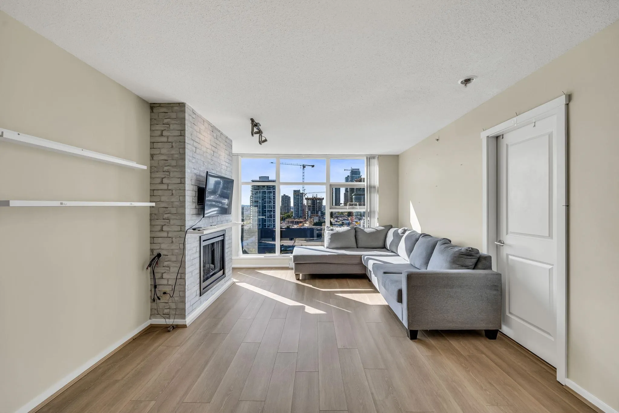 1908 2289 Yukon Crescent
