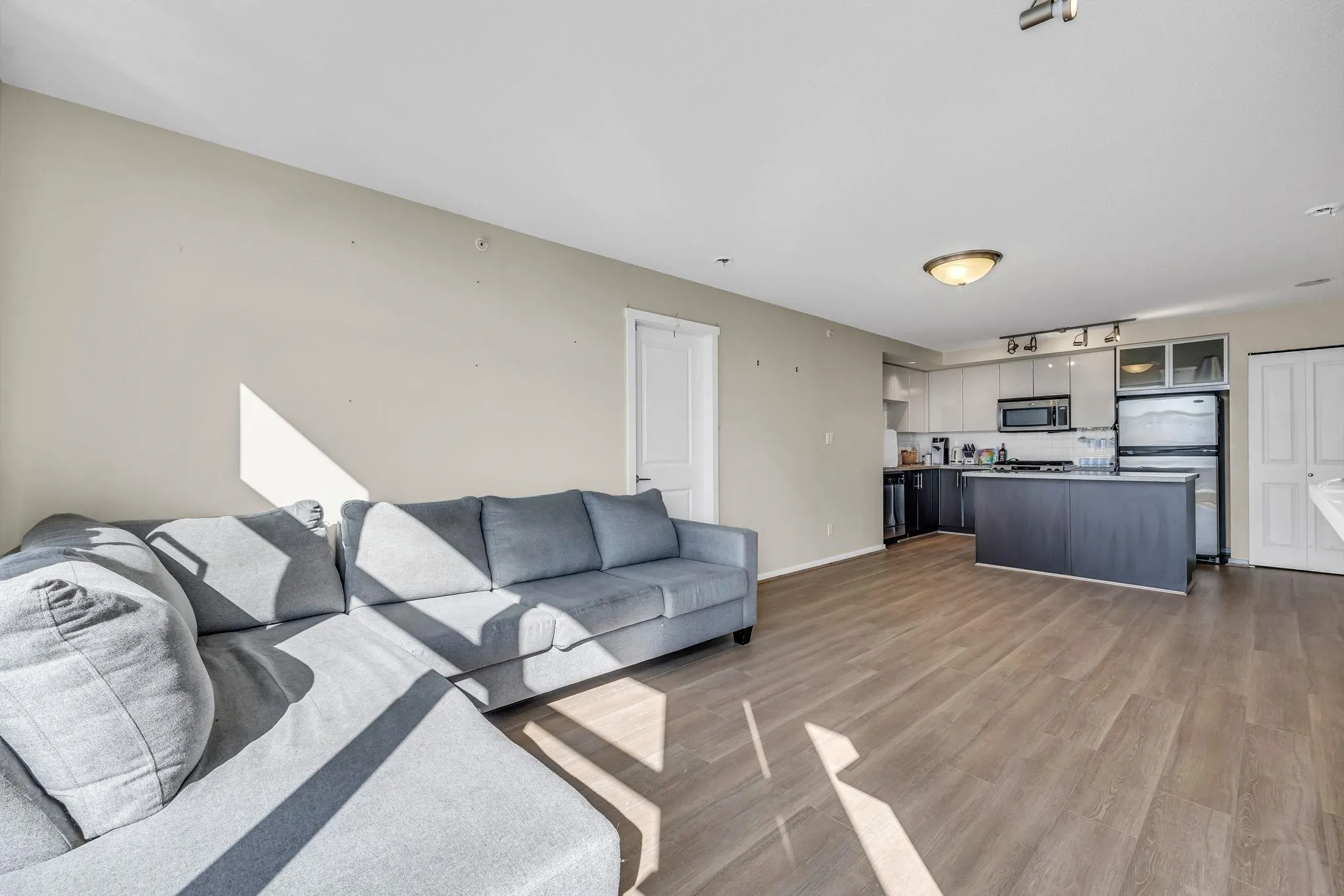 1908 2289 Yukon Crescent
