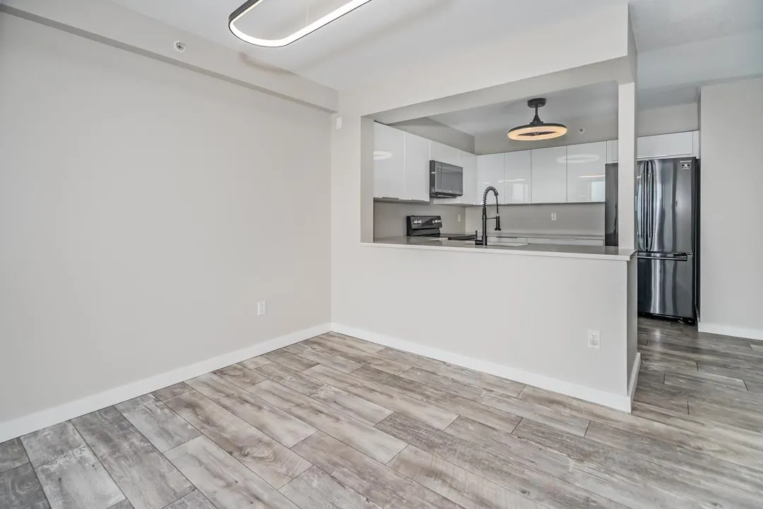 1607 1148 Heffley Crescent