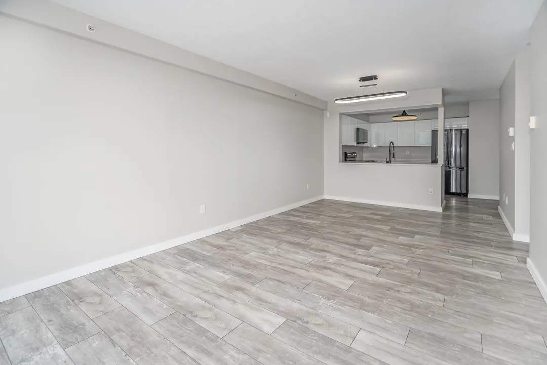1607 1148 Heffley Crescent